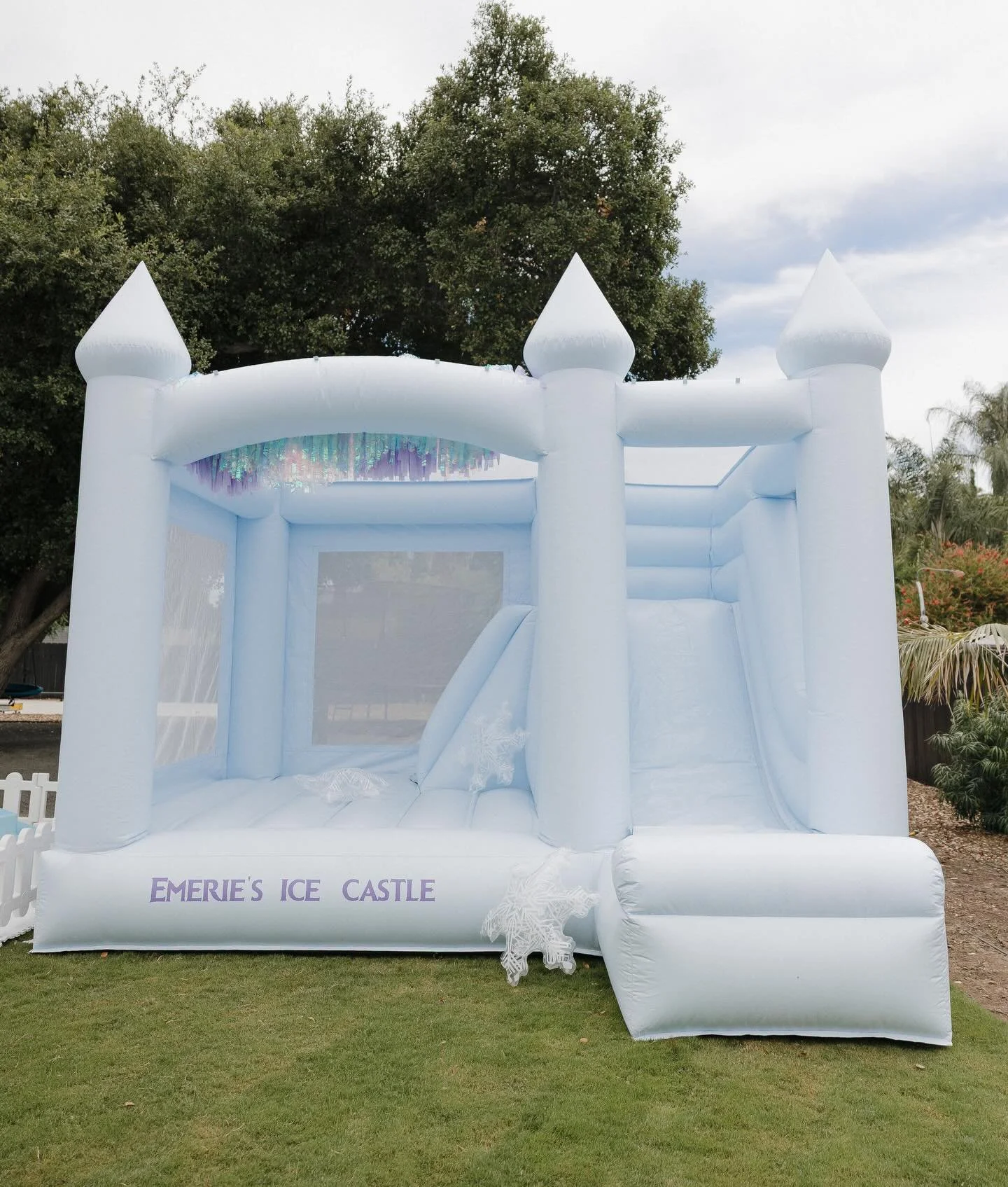 ❄️ New Inventory GIVEAWAY ❄️ To kick off the new year, we&rsquo;re thrilled to share our latest addition! 

Meet Louisville&rsquo;s First Pastel Blue Combo Bounce House! This dreamy castle is the perfect mix of whimsy + adventure. All the fun you alr