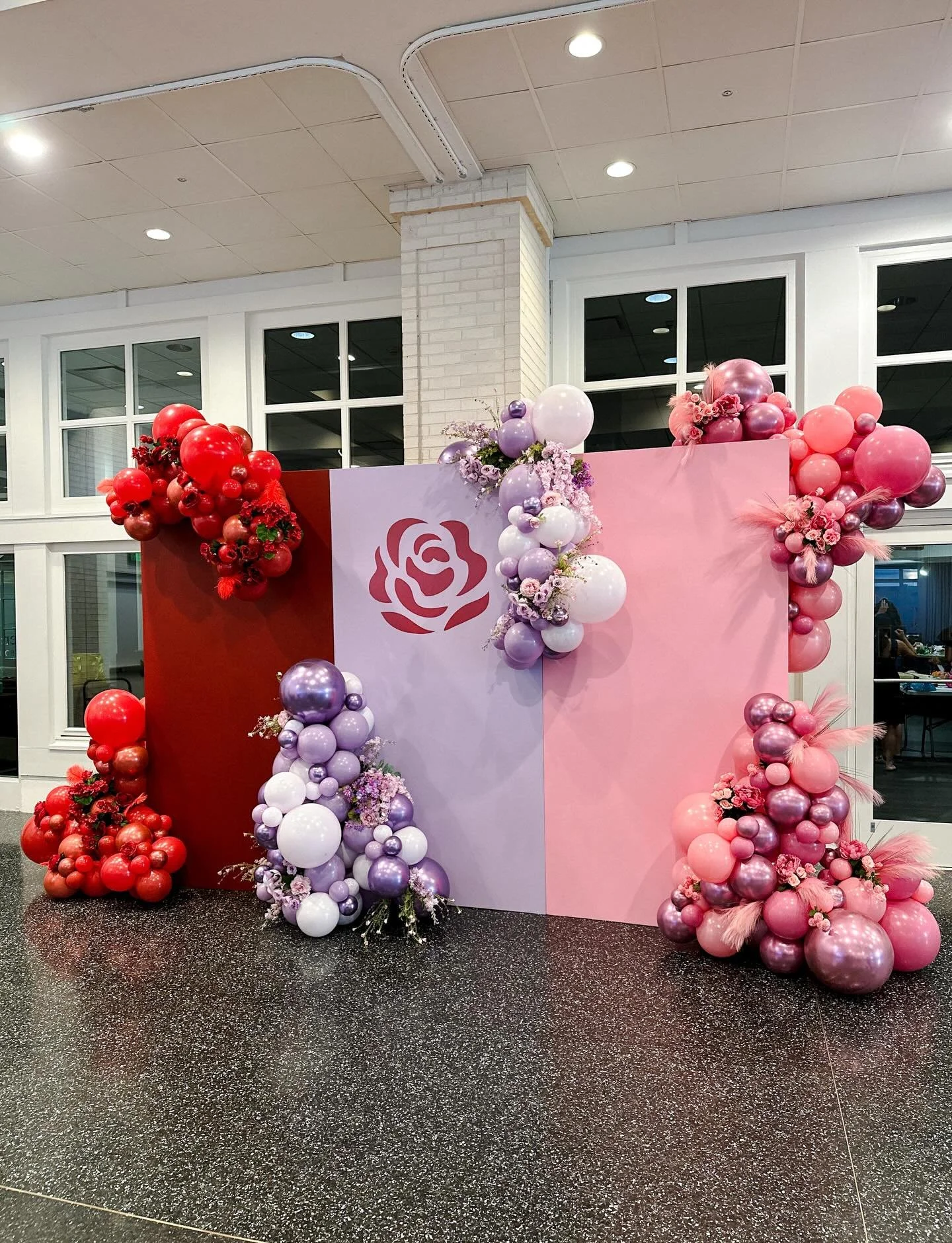 The Hat Show at the @derbymuseum was in full bloom🌹💜🌸 a perfect spring kickoff to the best time of the year 🐎
