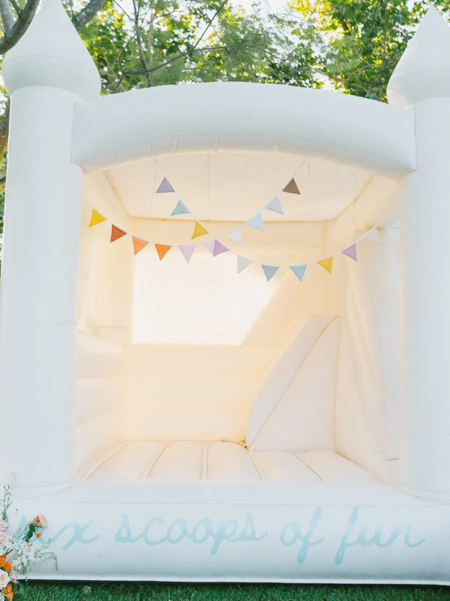 The Combo Bouncer: always the heart of the party and the easiest piece to customize, bringing the joy to any theme🧁🎈✨

This time it was six scoops of fun for an extra sweet backyard birthday. 🍨