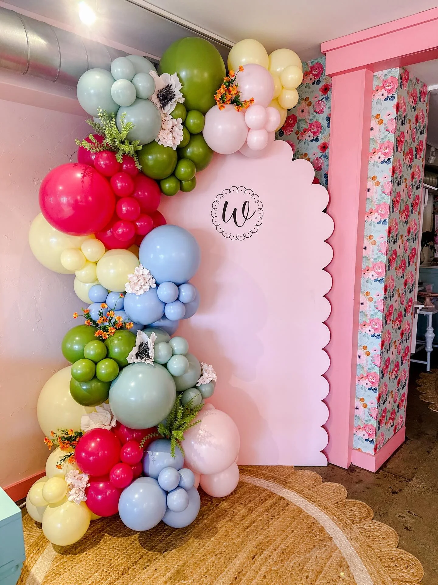 Spring has arrived 🌼✨and the brighter, the better! Loving this seasonal refresh for @the.whimsicalcookie,  florals + pops of color = instant serotonin 🌷