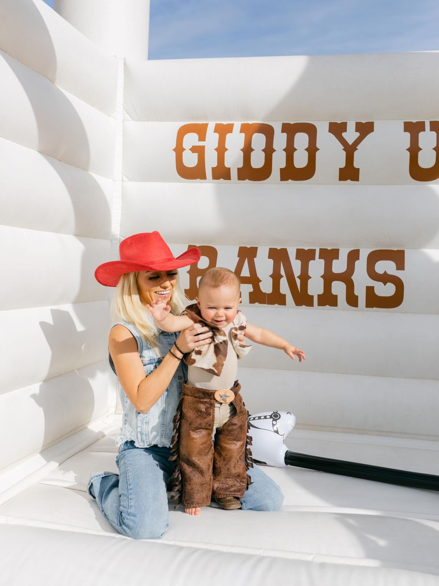 Since we&rsquo;re in the horse-riding spirit 🤠🐎&hellip; it&rsquo;s about time we round up Banks&rsquo; First Rodeo. This desert dream was brought to life by some amazingly talented AZ vendors ✨ featuring The Classic Bouncer! 

Bounce house, kids ta