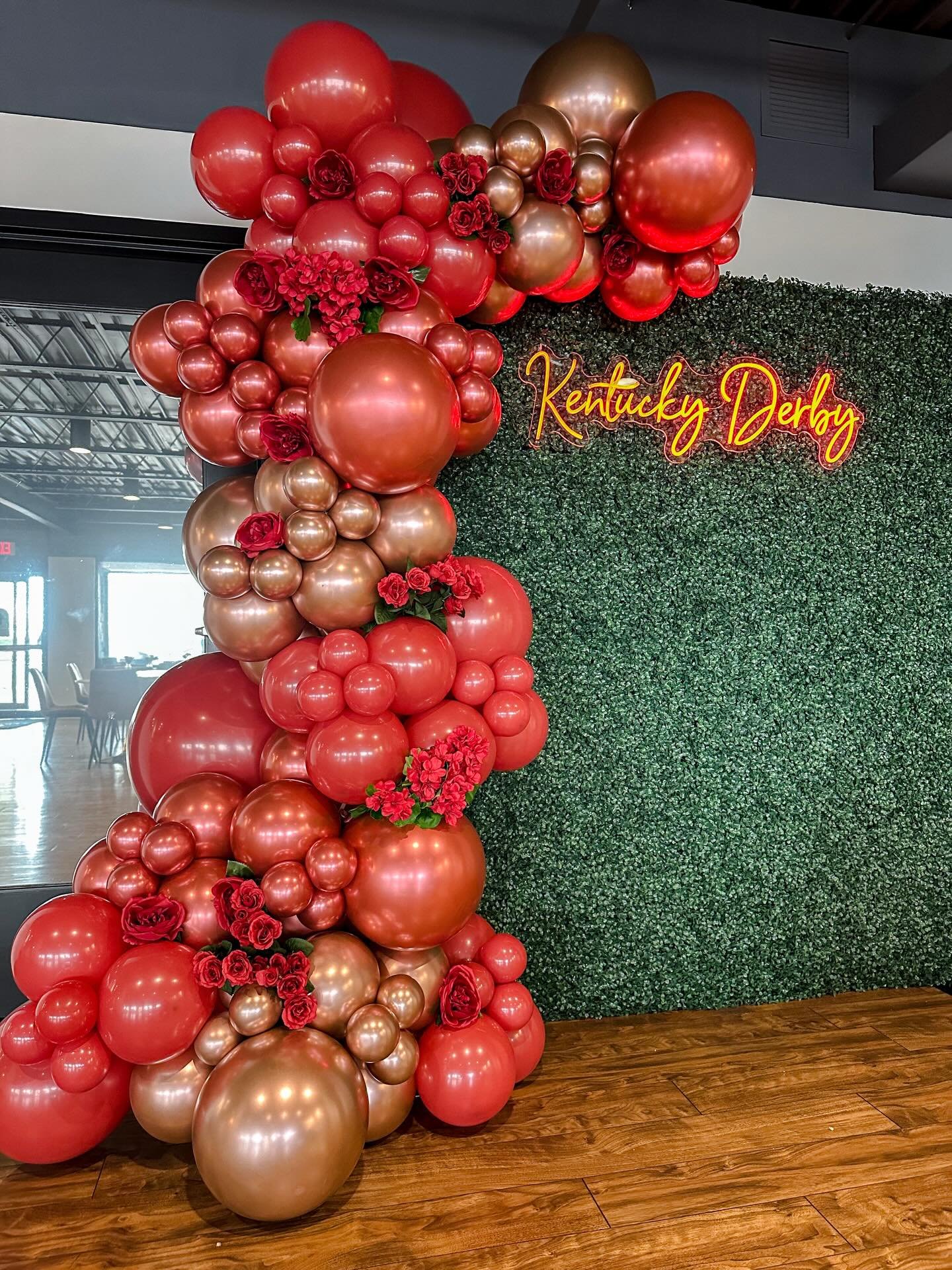 Derby looks good on us, Louisville 🌹✨ 

We had the honor of creating this welcome backdrop for guests arriving with @louisvilleexec because first impressions should always be as bold as the Run for the Roses 🐎

#louisvilleballoondecor #ballooninspo