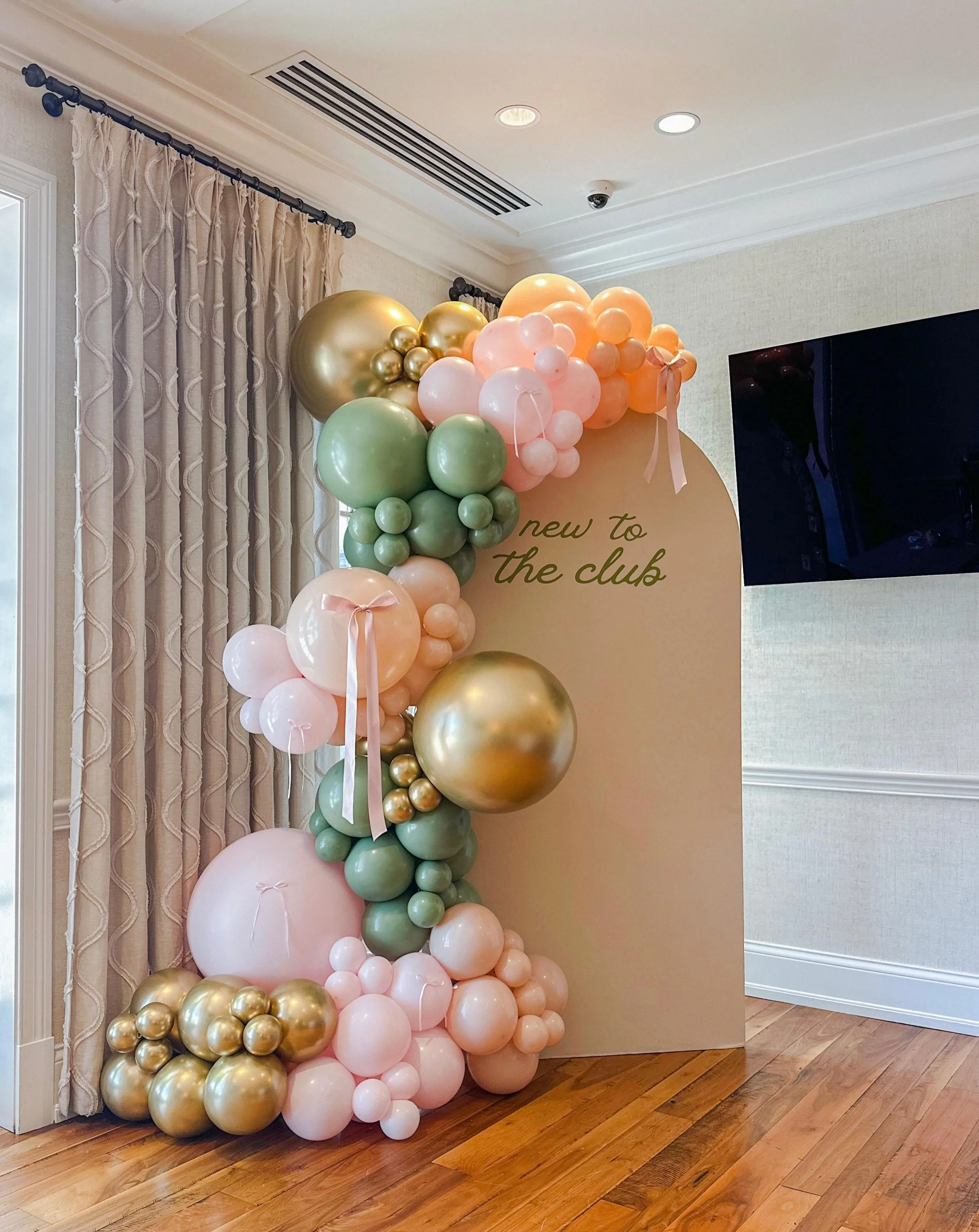 Ready to welcome the newest member, bows and all. 🎀🌸✨ The Single Arch Package always delivers!​​​​​​​​​​​​​​​​