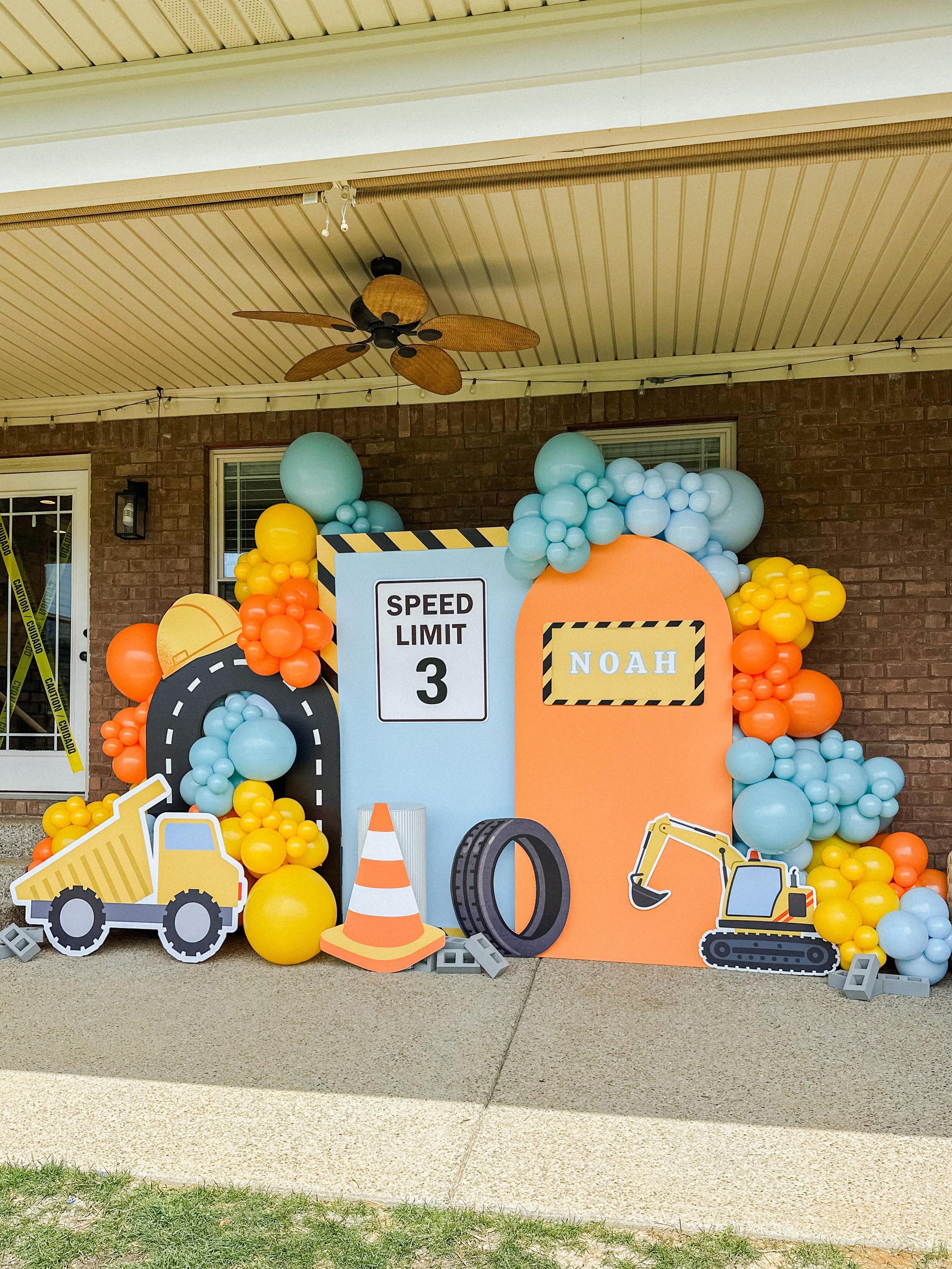 Hard hats on 🚧👷&zwj;♂️ Noah is officially THREE!

Another successful build in the books. The birthday crew reported for duty, and this job site was officially ready to party 🎉

#constructionparty #louisvilleballoons #birthdaybackdrop #bluebounceho