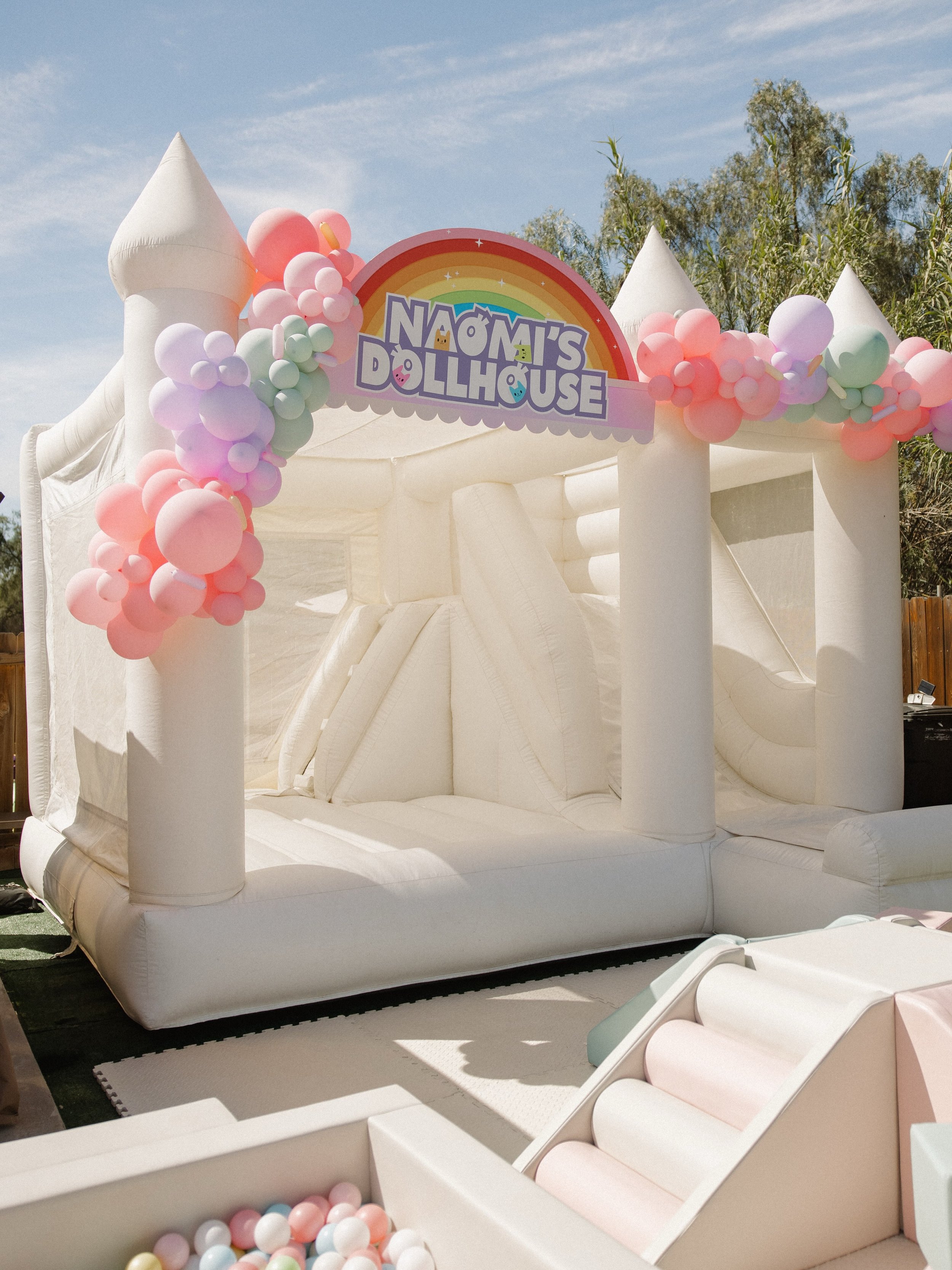 Welcome to Naomi&rsquo;s Dollhouse 🌈 the party&rsquo;s PERFECT in here🎈🩷✨ 

This signage on the Combo is everything a grand entrance should be and gives proof that a bounce house isn&rsquo;t just a bounce house but it&rsquo;s the centerpiece of th