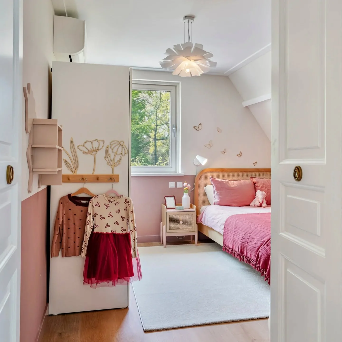 Leave the grownups outside and come and play in Sloane's room. 

There are butterflies, flowers and unicorns adorned ! 

I really enjoyed installing these accessories while the little girl was on holiday to surprise her on her return 🩷🌺

#pinkbedro