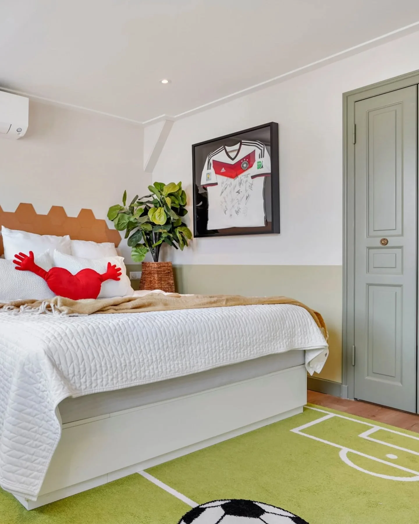 ⚽️ fun for this little boy - this room will grow with the child.

I really enjoyed mixing Farrow and Ball's Ball Green for the lower walls, Treron for the plinths and doors and Skimming Stone for the top half of the walls.

Do you like the Cork headb