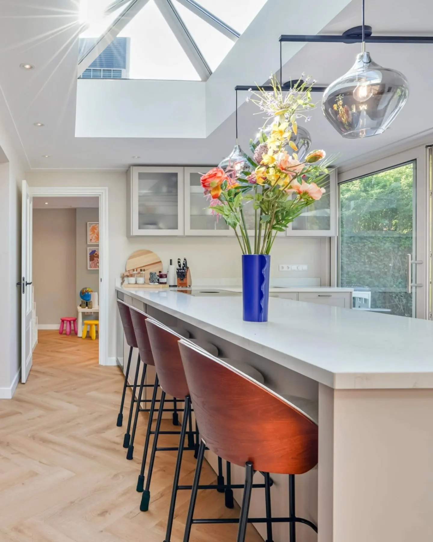 Can you peek the playroom enticing the children in ?

Playroom pics coming up next...

#newkitchen
#renovate
#playroom
#bluevase
#interiordesignerlondon