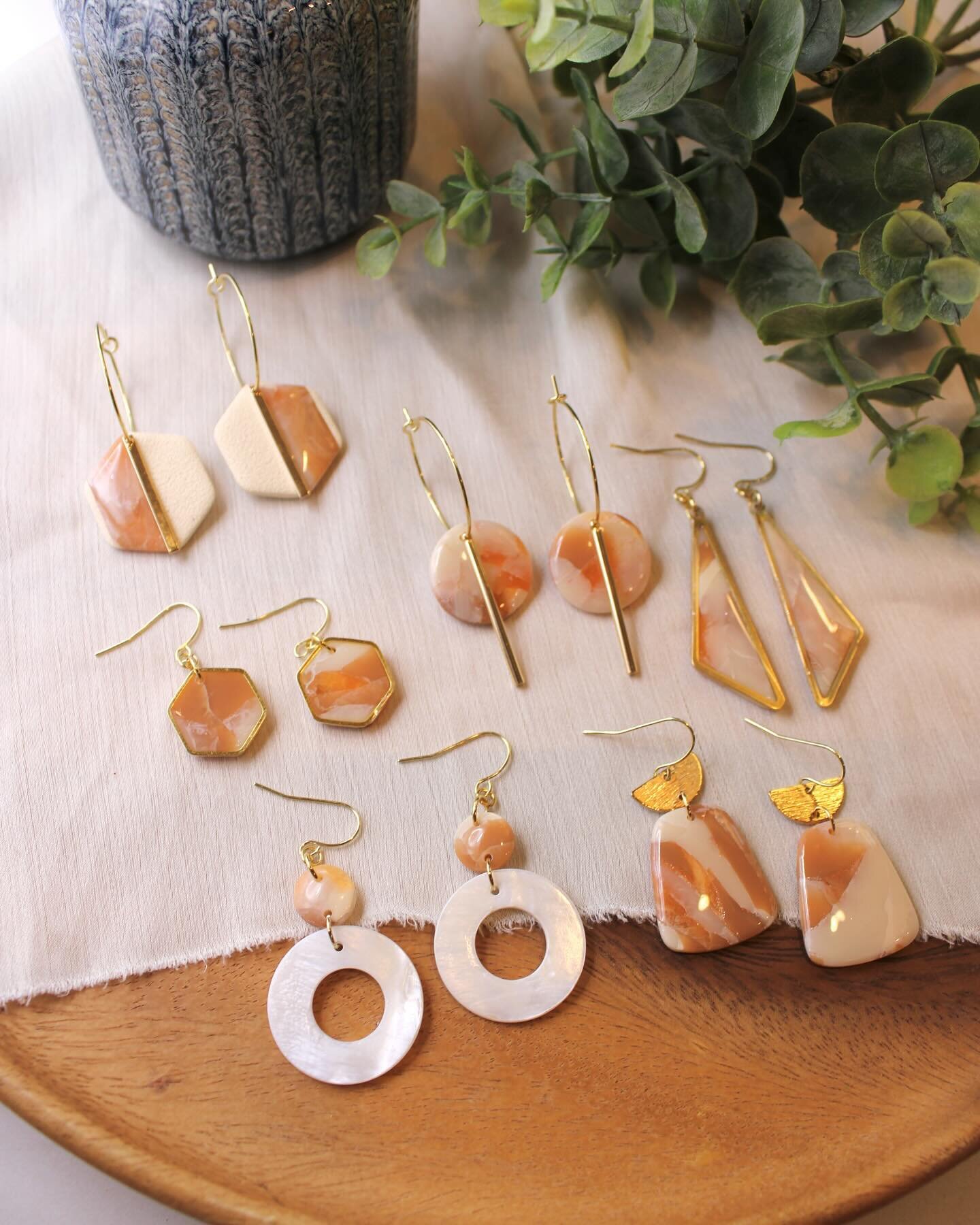 These earrings are making me crave a creamsicle. Is it just me, or can you also taste the stick when you think of one? 

#clayearrings #earringsoftheday #creamsicle #dreamy #earringsofinstagram