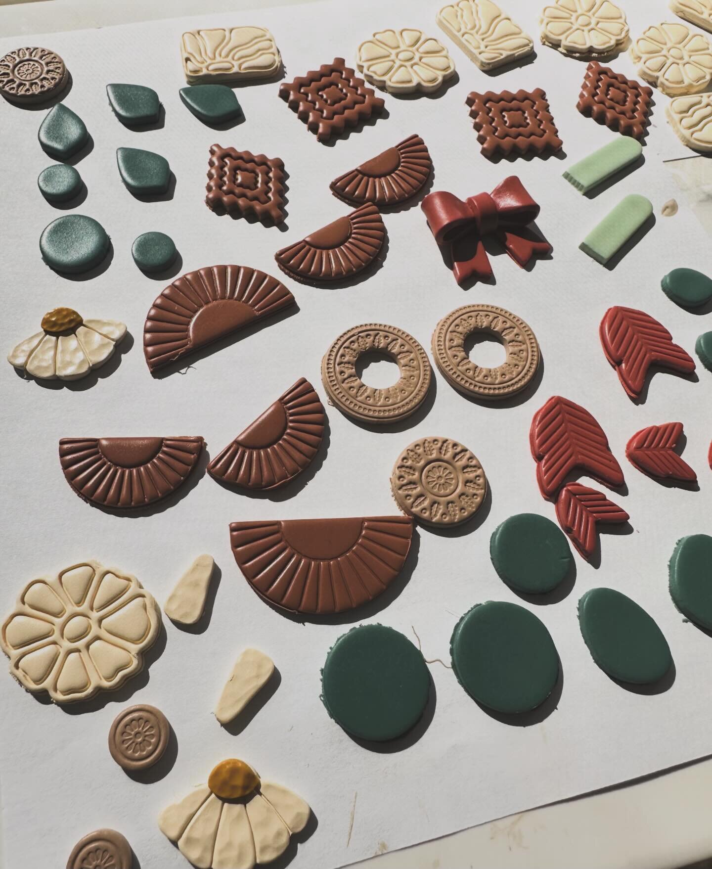 A little old and a little new on this clay tray. I sat down to create a couple of orders and I got a little carried away. Not mad about it though! 

Also, I&rsquo;ve been obsessed with @oficial_madeforyou Clay cutters lately! 😍