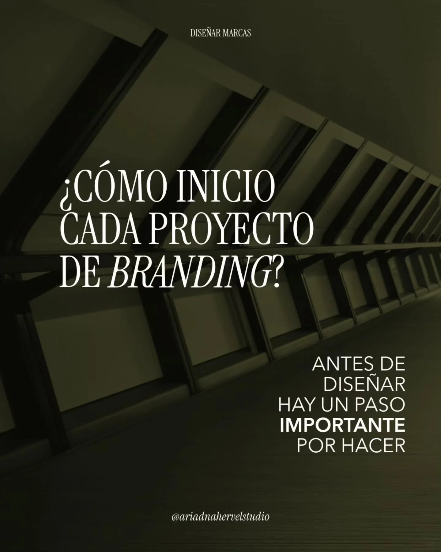"Antes de dise&ntilde;ar ni un trazo, hago esto."

Mi proceso tiene 4 fases. 

Y la mayor&iacute;a de los dise&ntilde;adores se salta la m&aacute;s importante.

Fase 1: Estrategia de marca
No es solo hacerle preguntas al cliente. Es sa