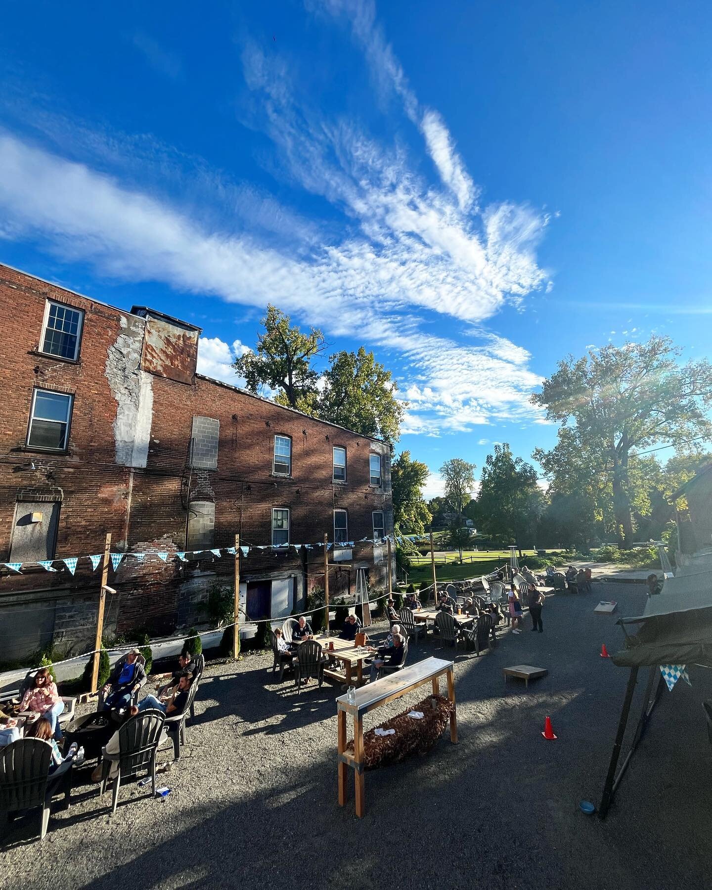 Slickfin Brewing loves to bring people together 🫱🏻&zwj;🫲🏼 and this October they have lots of events lined up! 🍺 Grab your family and friends and spend a beautiful autumn day in the heart of Fort Edward 🍂 

TODAY! 10/1 - Slicktoberfest is going 