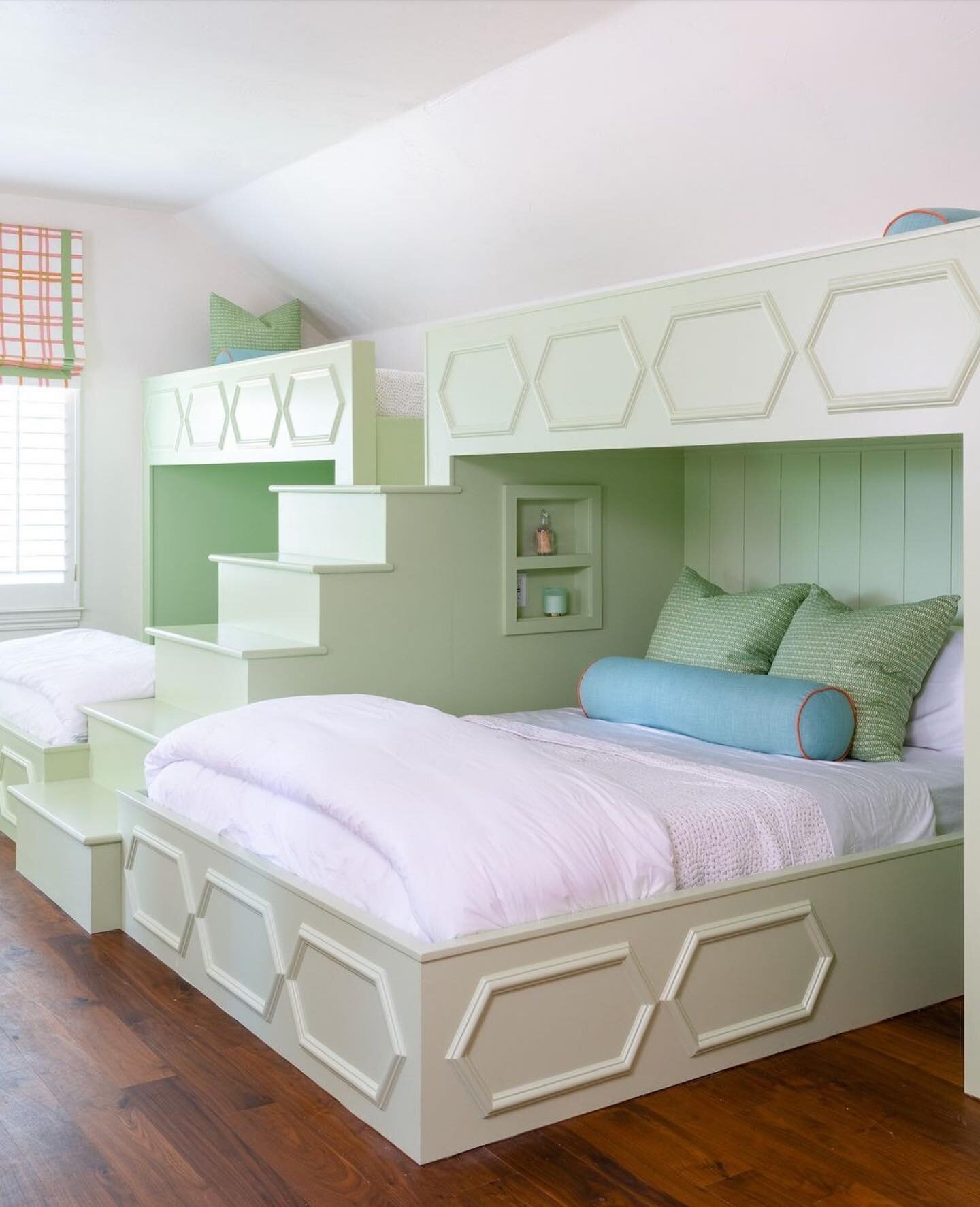 Drop-Bed Gorgeous. 😱
I mean&hellip; how cute is this kids bunk room designed by one of our fave groups, @thecollectivedallas ?? I love it when families go bold and play outside the lines with color in a kid&rsquo;s room. 👏👏 #DesignWeLove #MarianLo