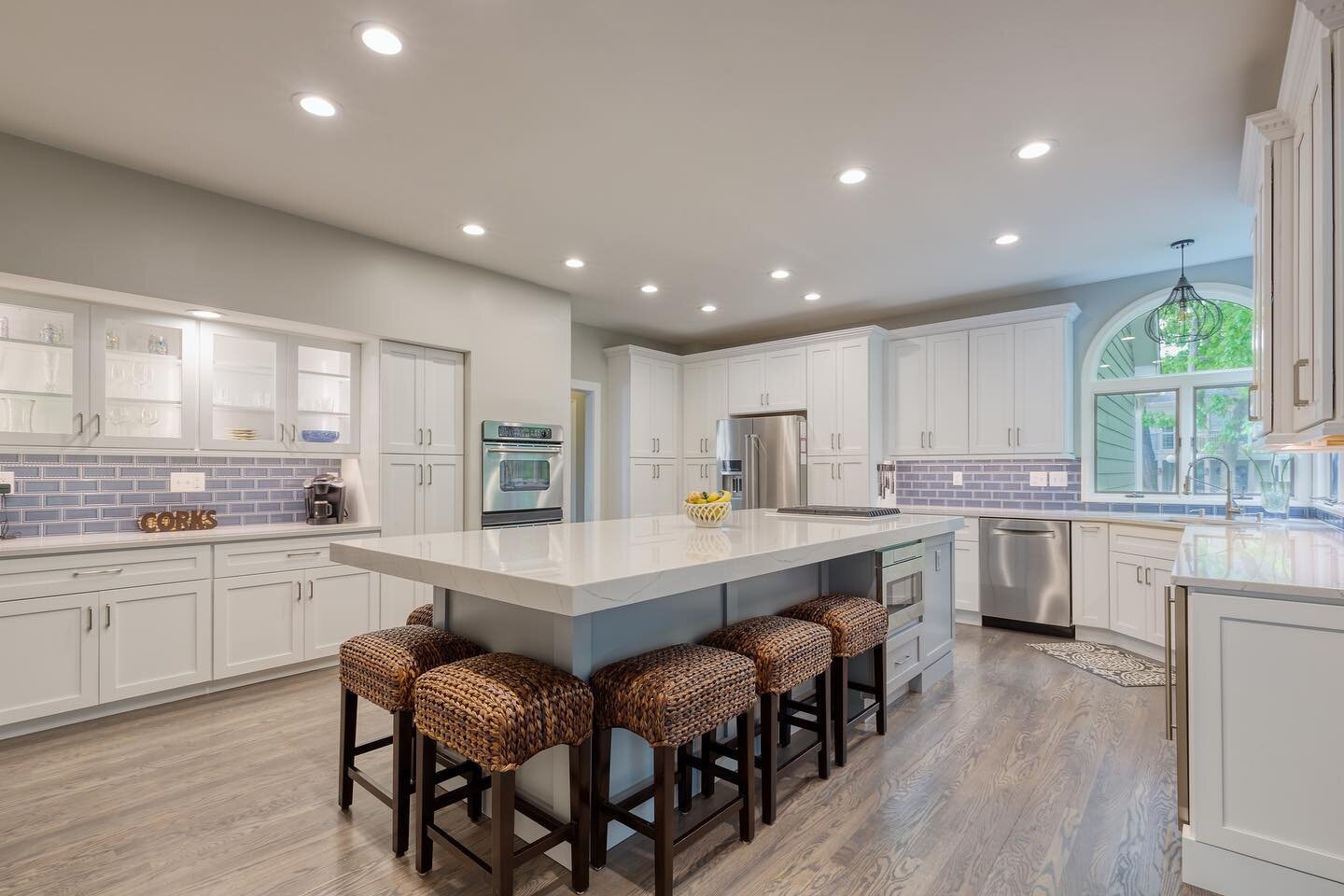 Raise your hand if you would cry tears of JOY if your kitchen looked THIS good the morning after Thanksgiving?? 🙋🏼&zwj;♀️&nbsp;
Ample kitchen storage that is both functional and beautiful achieved the goal for this #STL family!👏👏 #BeautifulKitche