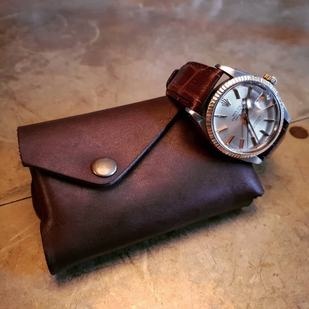 Thanks @tom.dagostino for sending the nice picture. Hope you enjoy the wallet.
Have a great new years eve everybody! 
#genuineleather #wallet #lifestyle #mensaccessories #rolex #watch #designer #apparel #leather