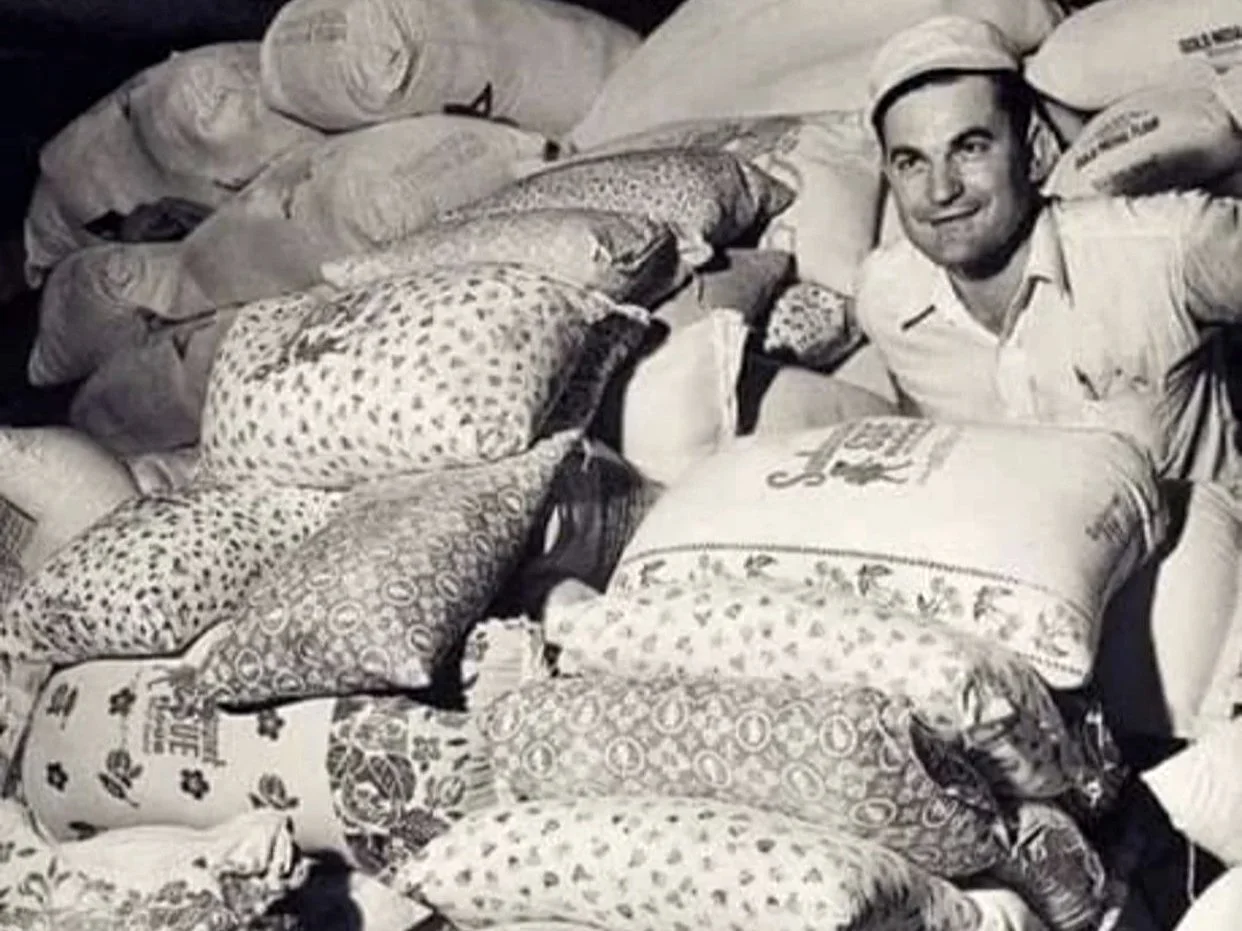 Kansas Wheat 1939. When they realised women used their sacs to make clothes for their children, the mills started using flowered fabric to their sacks so kids would have pretty clothes. The label would wash out.