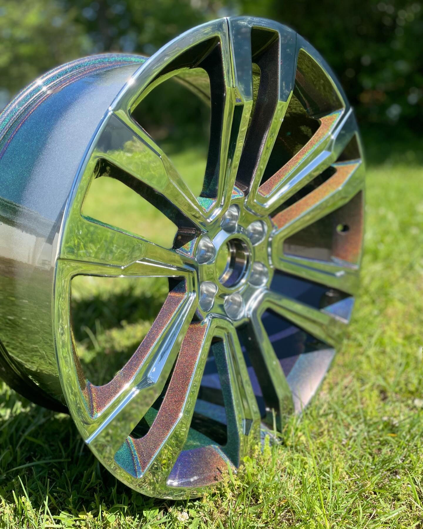 New CV44 24x10 wheels from @oewheels for the shop truck are 🔥🔥🔥 chrome faces with @prismaticpowders prismatic universe windows and barrels 🤘🤘
.
.
.
.
#oewheels #powdercoating #powdercoated #powdercoatedwheels #custom #split6 #shoptruck #showtruc