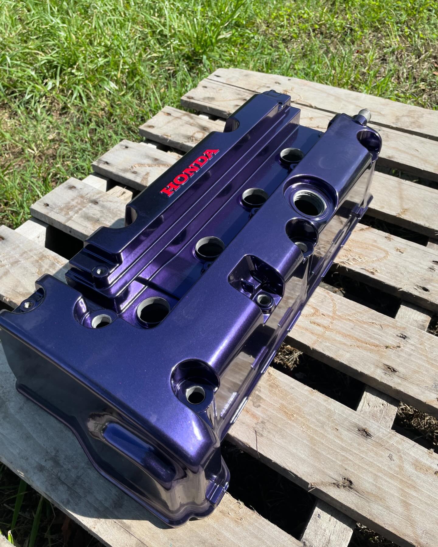 Some parts come in the shop in pretty rough shape. We do our best to bring them back to life! 2 tone extreme purple and super mirror red on the valve cover, extreme purple on the rest of it! 
The camera struggles to capture this color!
.
.
.
.
#powde