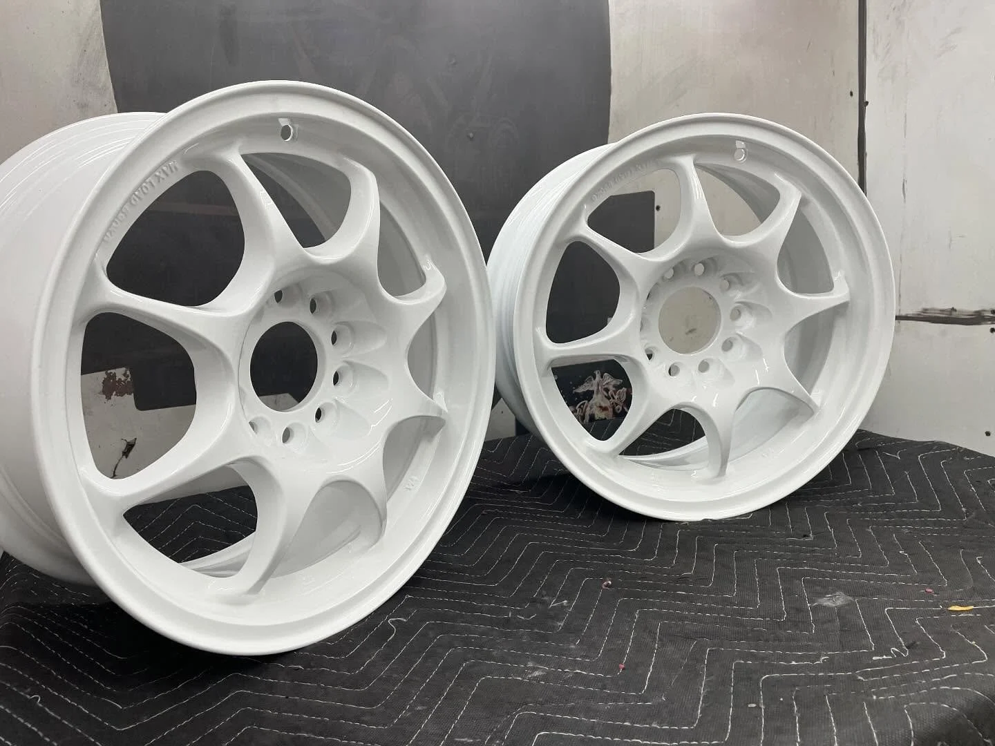 Fresh new look for some more wheels! This time for the man @rhdpapi in @columbiacoatings Super Mirror White 🤘this color is so clean every single time!
.
.
.
.
#powdercoat #powdercoating #powdercoated #powdercoatedwheels #jdm #honda #custom #glosswhi