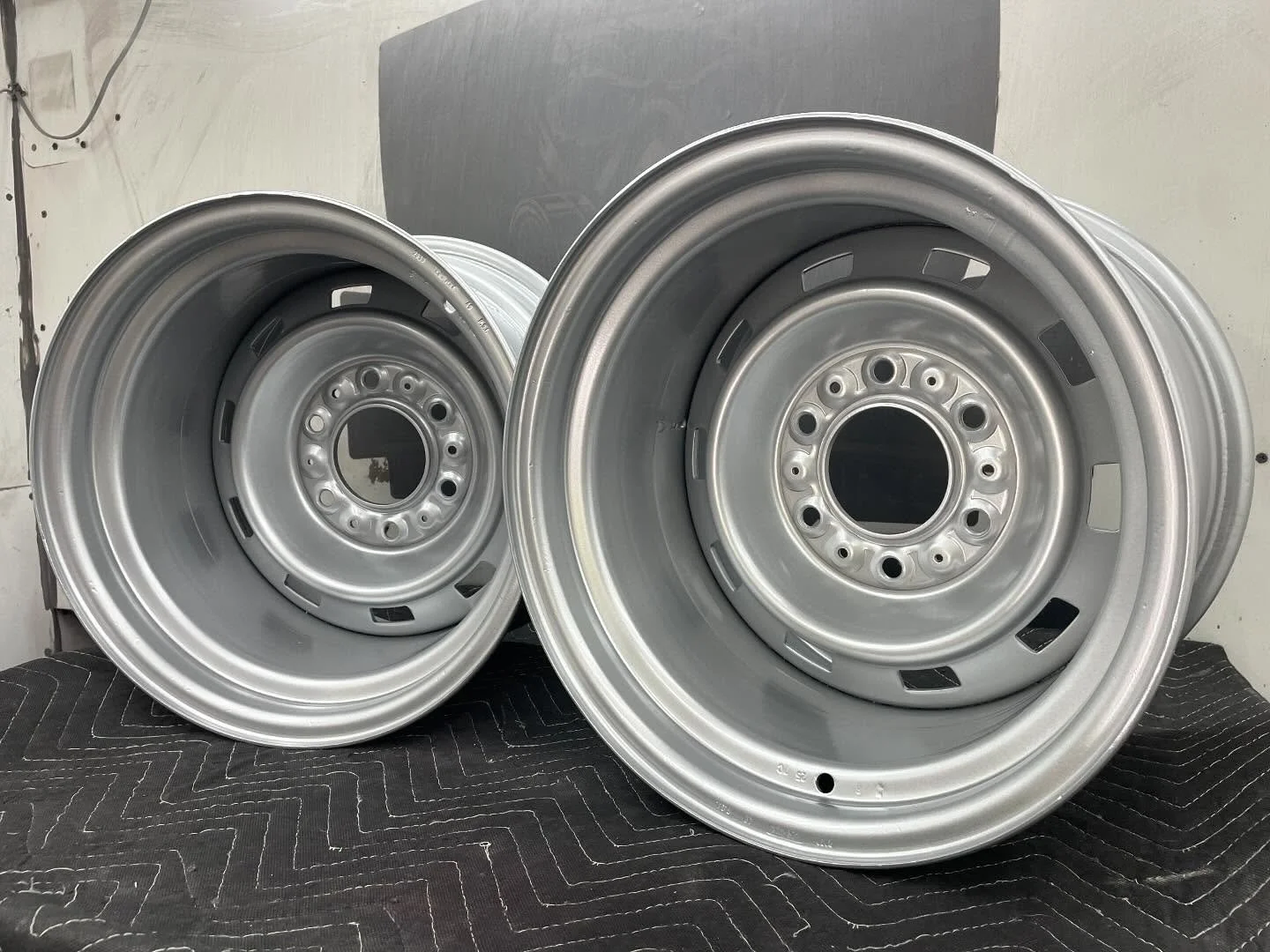 Some custom cut and welded wheels freshened up 🤘this time in Bengal Silver as usual from our friends over at @columbiacoatings 🤙 the perfect color for that OEM look 👍
.
.
.
.
#powdercoat #powdercoating #powdercoated #powdercoatedwheels #refinish #