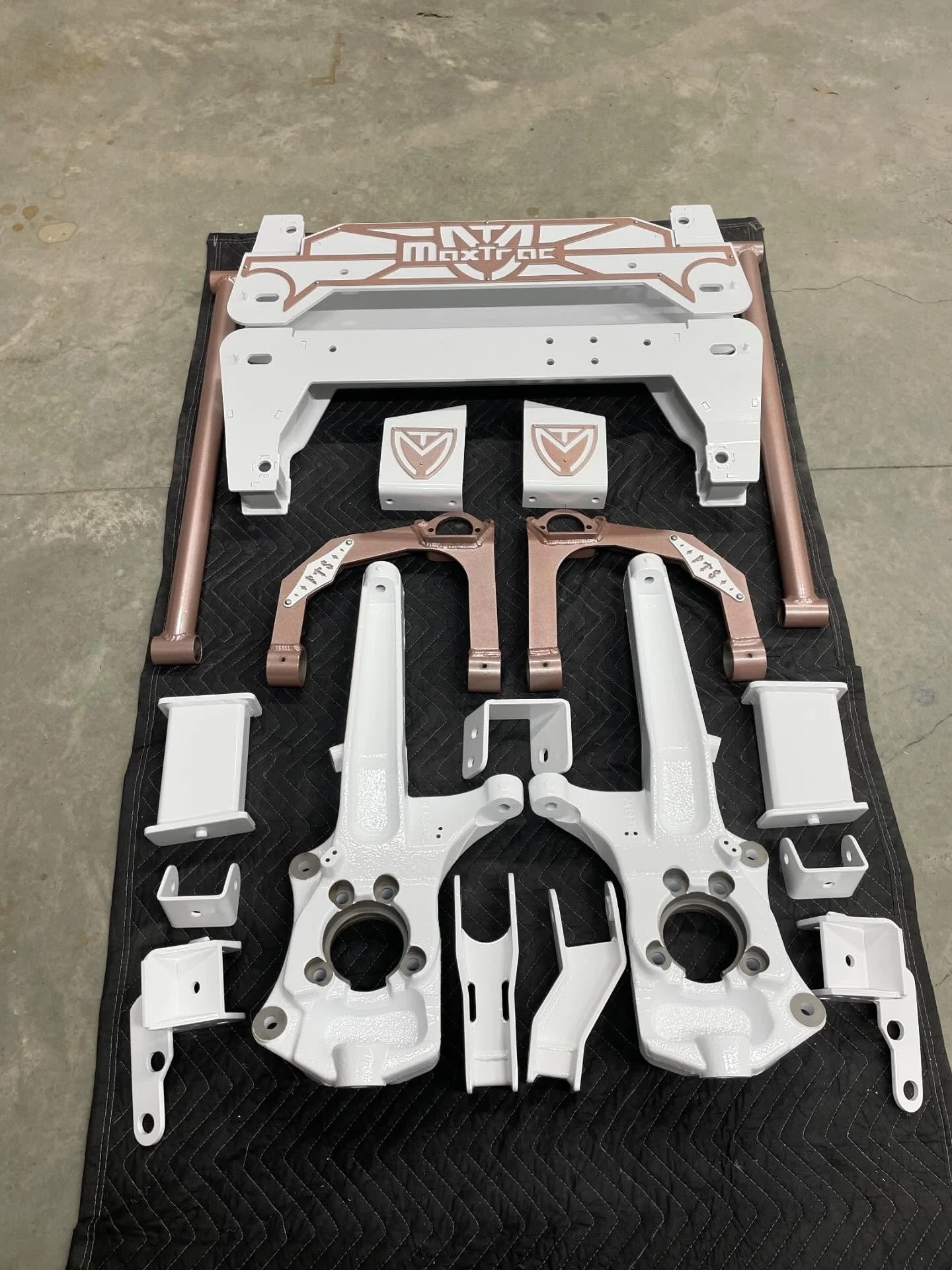 @maxtracsuspension lift in @columbiacoatings Rose Gold Glitz, Super durable Wet Clear and Super Mirror White anyone? This lift is BEAUTIFUL!
.
.
.
.
#powdercoat #liftedtruck #showtruck #powdercoated #custompowdercoat