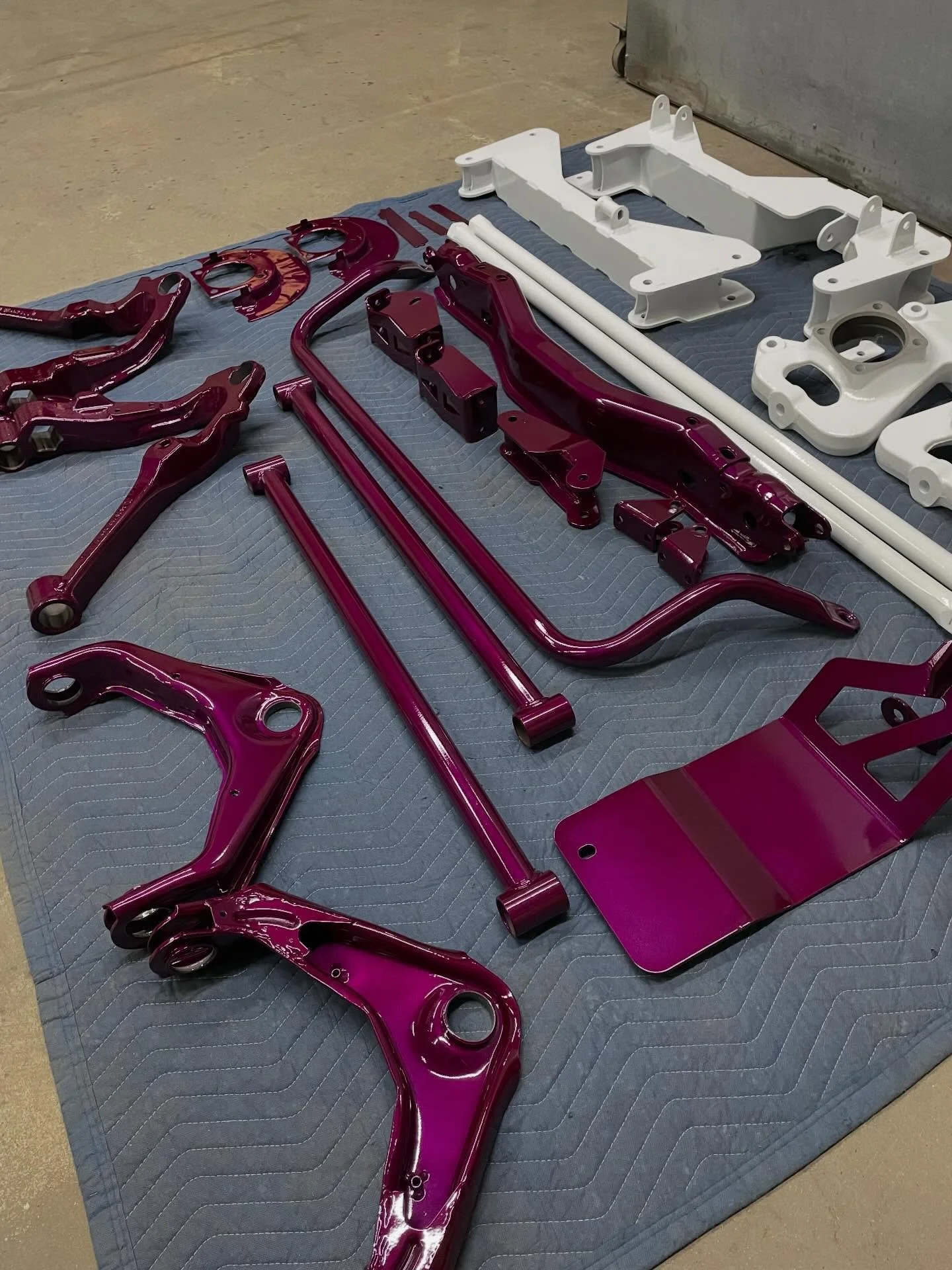 Another lift kit we had the please of refinishing 🤘 super awesome color combo!

@columbiacoatings Super Mirror White with @prismaticpowders Illusion Raspberry 🤙
.
.
.
.
#powdercoat #powdercoating #powdercoated #liftedtrucks #showtruck