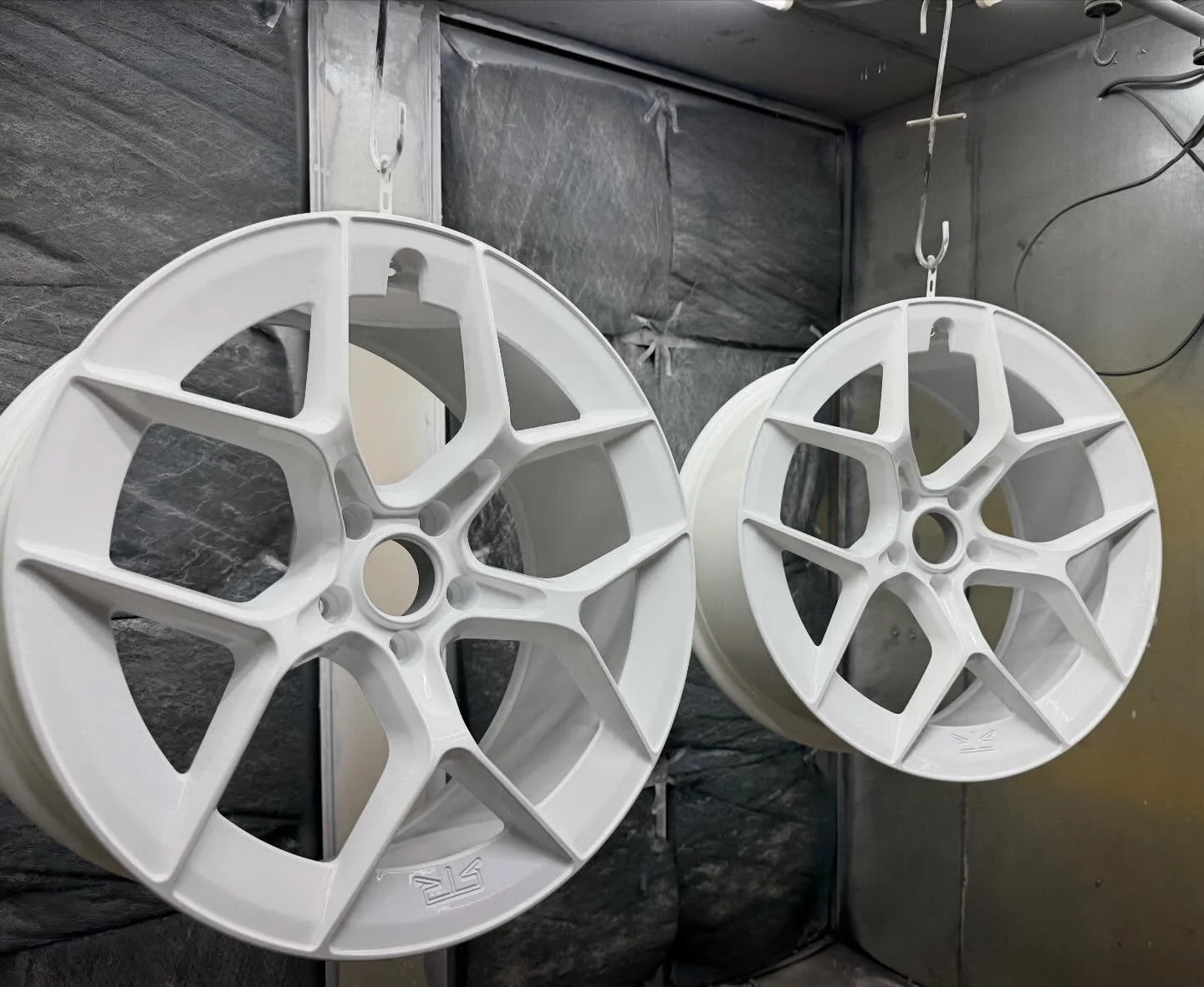 We had the pleasure of refinishing some brand new @rtrvehicles Aero 5 wheels for a beautiful RTR Mustang build! This car is definitely a show stopper!

@columbiacoatings Super Mirror White looks incredible on these wheels!
.
.
.
.
#powdercoating #pow