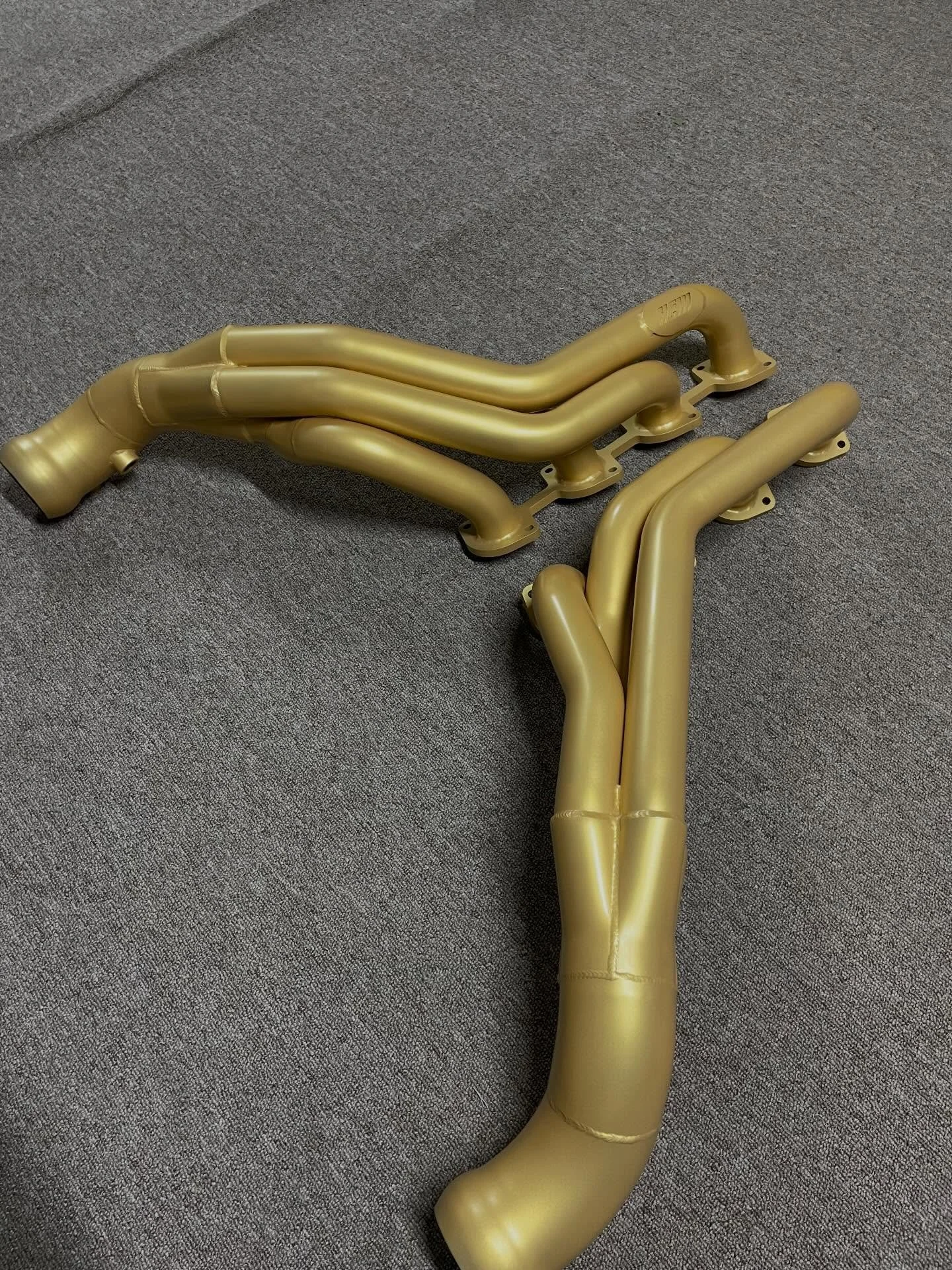 WE&rsquo;RE BAAAACCCKKKK! More gold headers in @cerakote V-172 Gold. Now these headers look insane, insanely corrosion resistant, keep the heat in the pipes where it should be, and are good for up to 1800 degrees! 

Does your engine bay need some lov