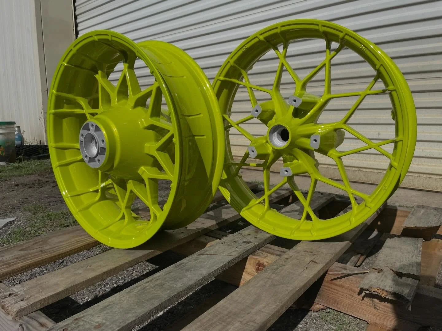 When you want to be different, give us a call. Here&rsquo;s some @harleydavidson Road Glide ST wheels we refinished in @columbiacoatings Illusion Venom and WOW do they make a statement! We are 100% here for it!
.
.
.
.
#powdercoat #powdercoating #pow