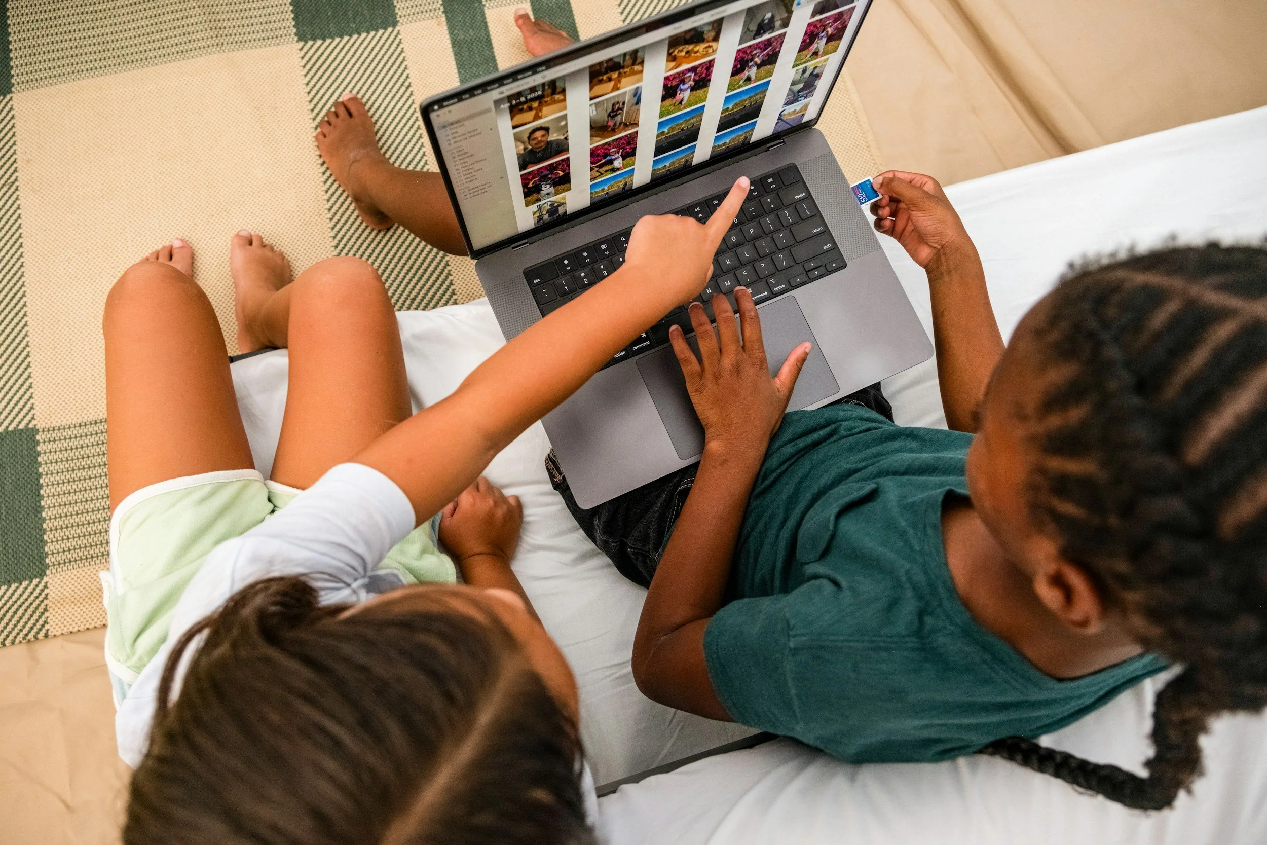 kids coding together