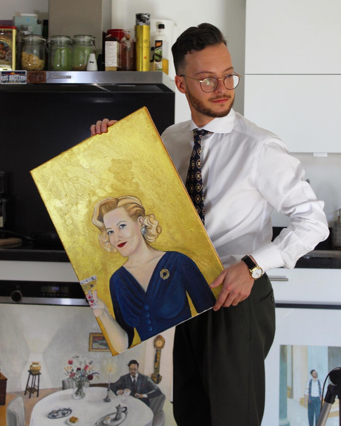 In my natural habitat, serving you glamour. ✨💎✨ 
Yes I do paint while wearing a tie and shirt. 
Would you like yourself or loved one portrayed like this too? Don&rsquo;t hesitate to contact me. 😉

#finearts #artist #goldenart #portrait #oilpainting
