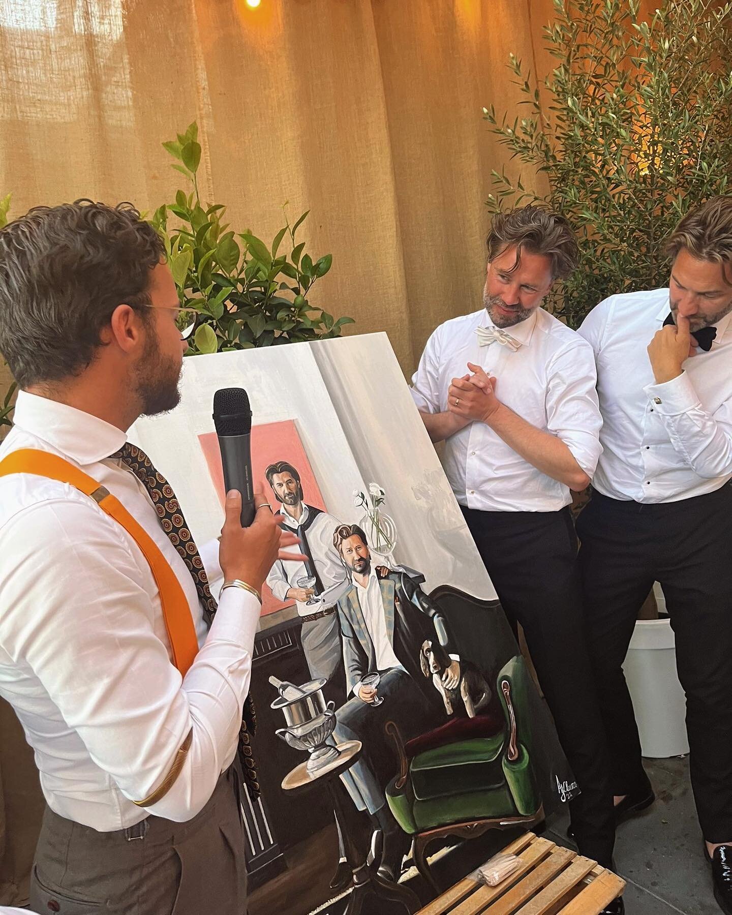 Presenting the State Portrait to the newly weds. 🤍🤵🏻&zwj;♂️🤵🏻&zwj;♂️ www.studioclaessen.com
Would you like this aswell? Don&rsquo;t hesitate to contact me. 🤍
.
.
.
.
.
.
#presentation #wedding #art #oilpainting #trouwerij #artist #alexanderclae