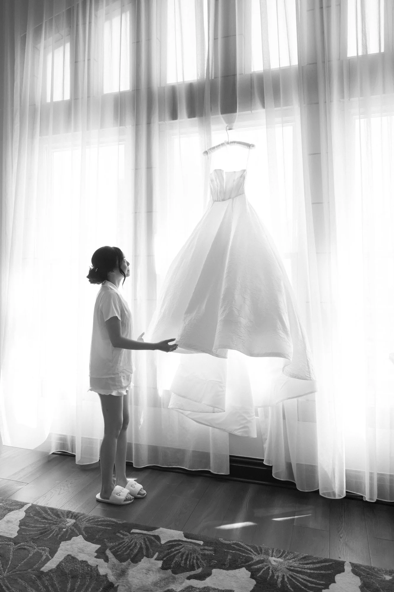 Bridesmaids getting ready Hotel Kansas City wedding by Monphotography