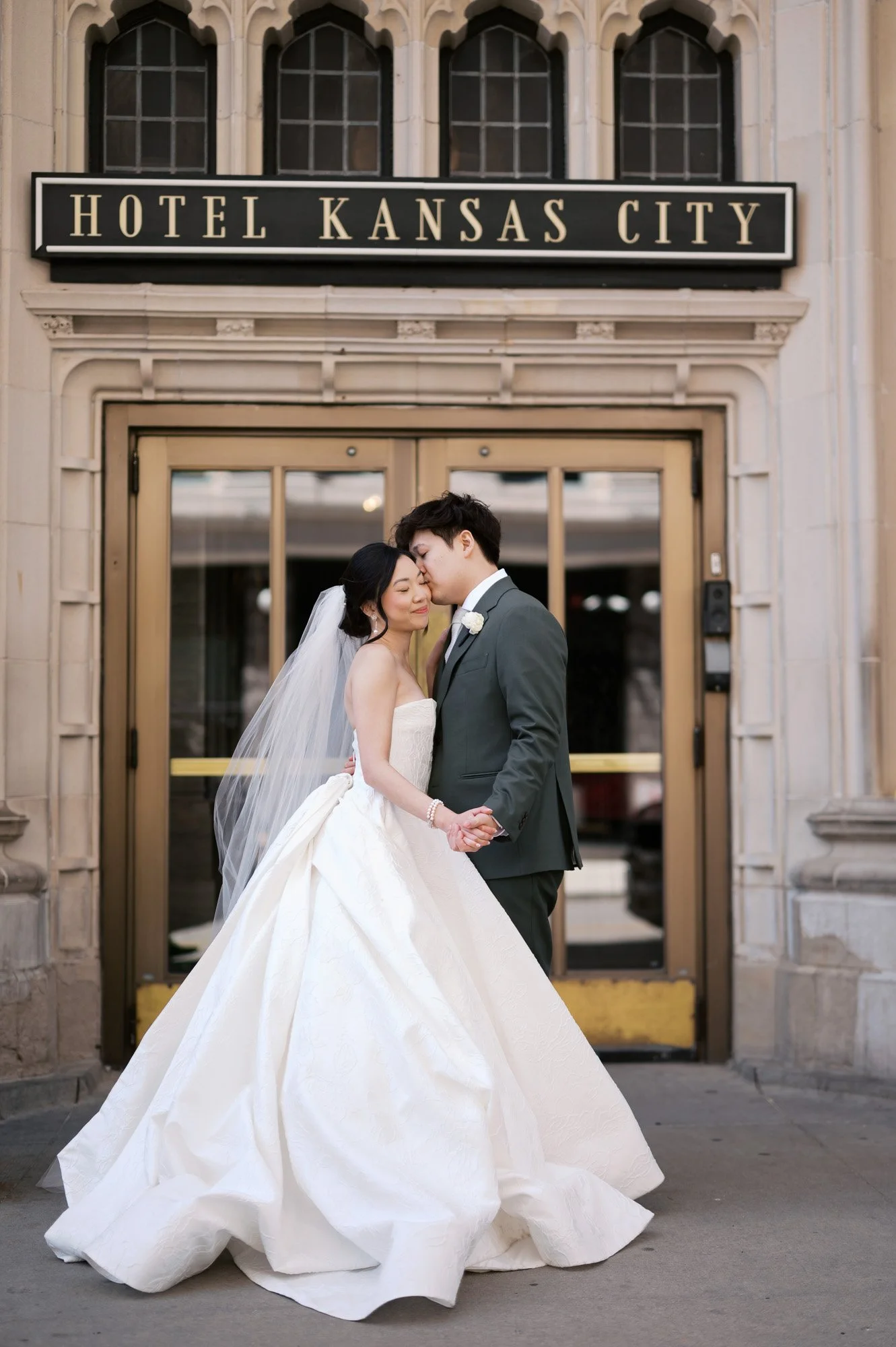 Downtown Kansas City Wedding Photographer Hotel Kansas City
