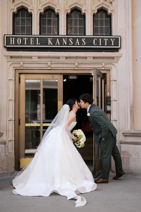 Monphotography-Kansas-City-Wedding-Photographer-Nelson-AtKins-Kauffman-Center-5939.jpg