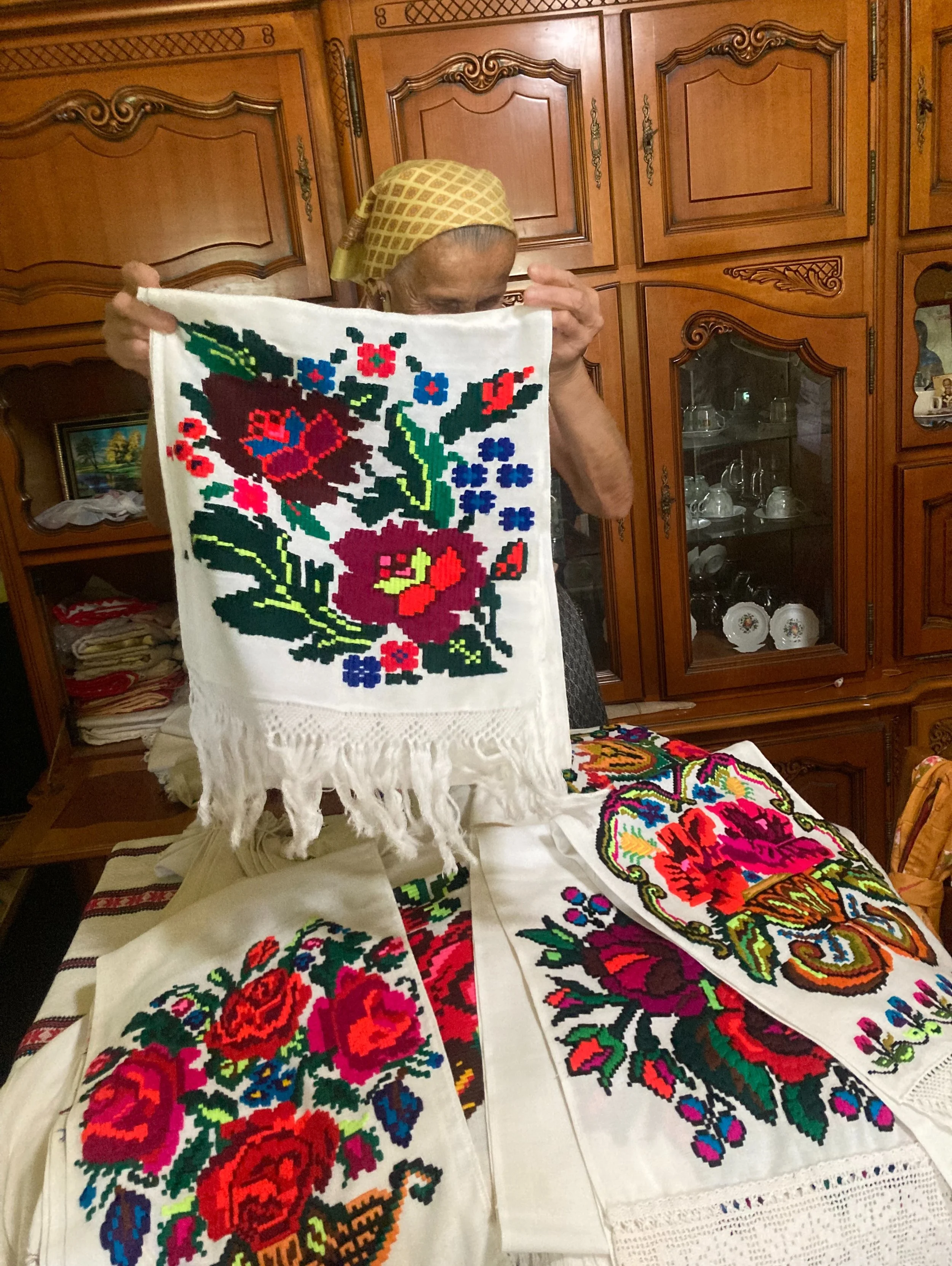 There&rsquo;s no Loose Threads this month as I&rsquo;m out of town &ndash; and out of country! Gathering inspiration: textures, patterns, textiles, embroidery, beadwork, lacemaking, paper flowers, bean chandeliers &ndash; even pasta making 🍝 &ndash;