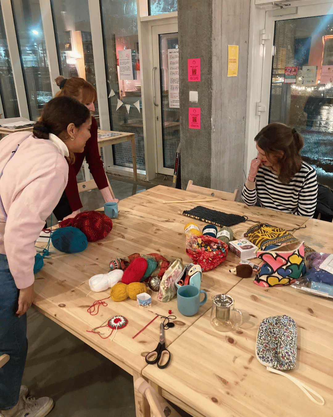 Participants chatting lightly while crafting at a Loose Threads workshop, a welcoming and introvert-friendly group offering quiet connection without social pressure.