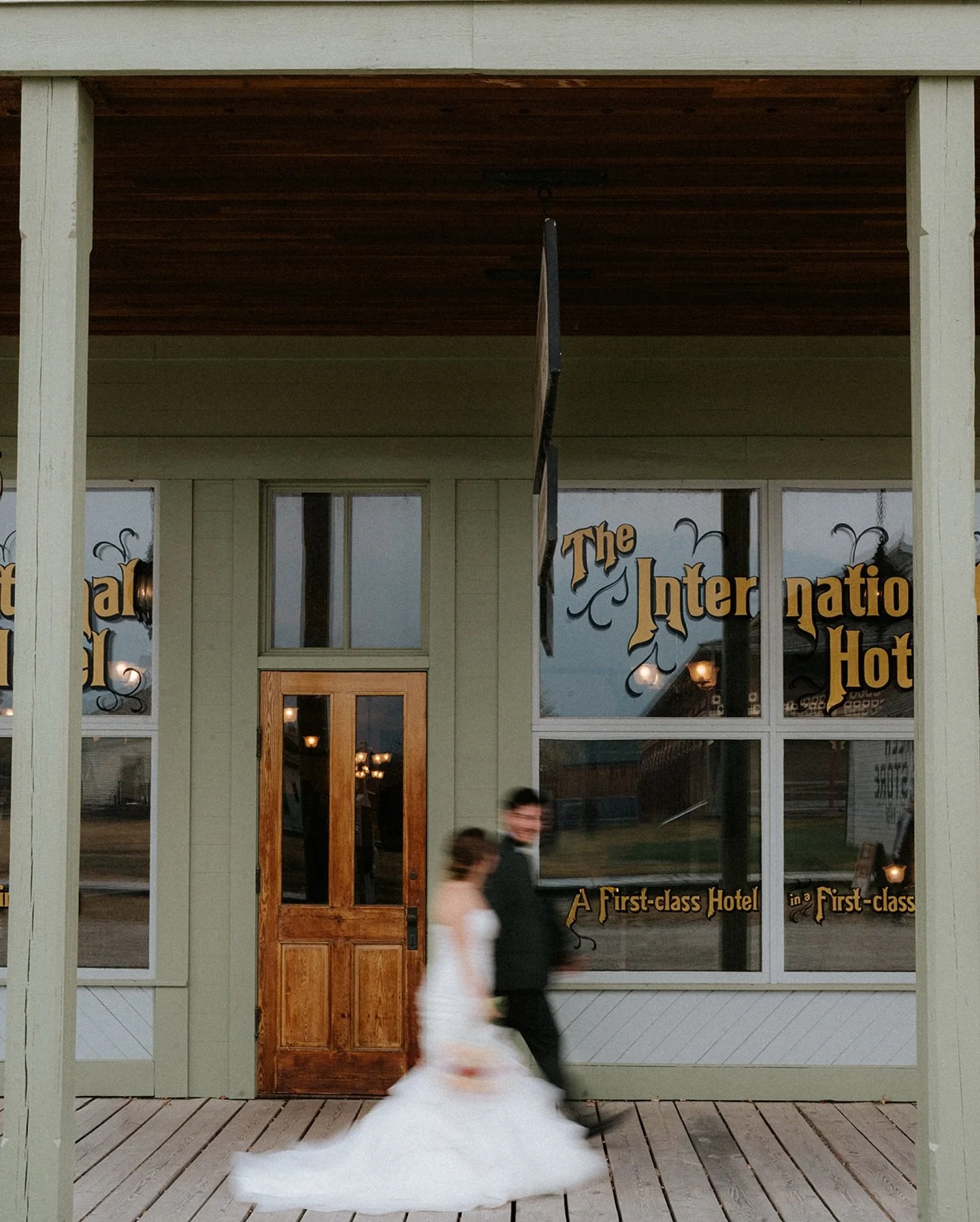 Well this was fun, my very first wedding at @fortsteele_heritagetown with A &amp; M!

Aneleise wore her Mother&rsquo;s wedding gown, and they even picked their flowers the day before in Creston and made their own bouquets. 

This place is full of so 