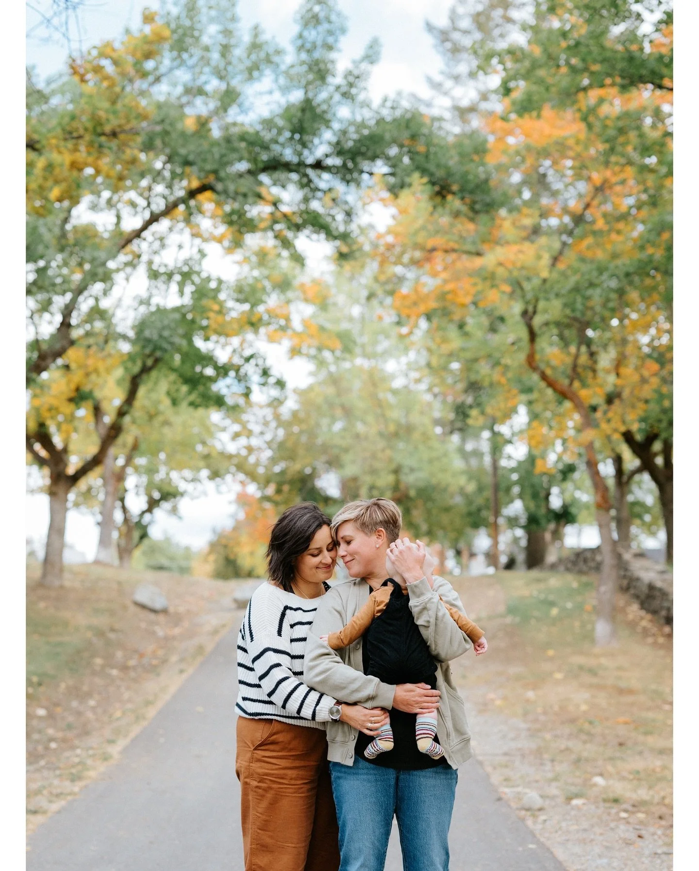 This. 🥹
These two have a healthy and ADORABLE baby boy, and I could not be happier for them. 

Taking pictures of you four as a family (Frida the dog not featured in this one, as she is too short) just makes my heart melt. 

XO
@britkwasneyphoto 
@b