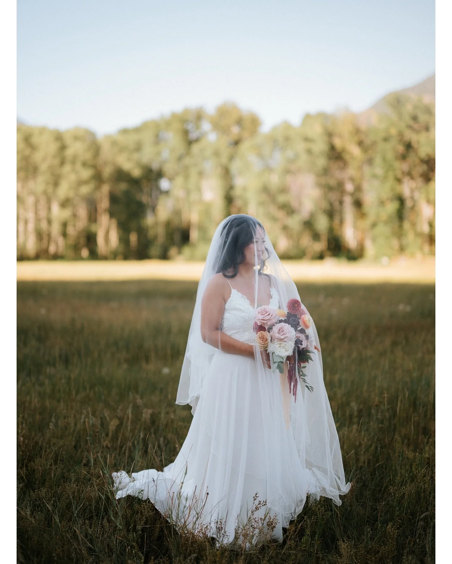 Oh when the colours all line up so beautifully&hellip; 

Editing this wedding currently and couldn&rsquo;t stop looking at this one image. 
@makitming  @bastardunion 🫶