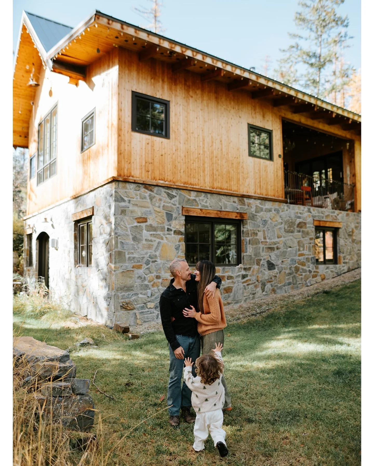 Mad love for this beautiful at-home session. 🍁 We found all the moments and all the locations that a Mama just wants to keep close to her heart. 🫶 @starfoxyy 

Also, chasing toddlers around with a camera is kind of a hilarious job.