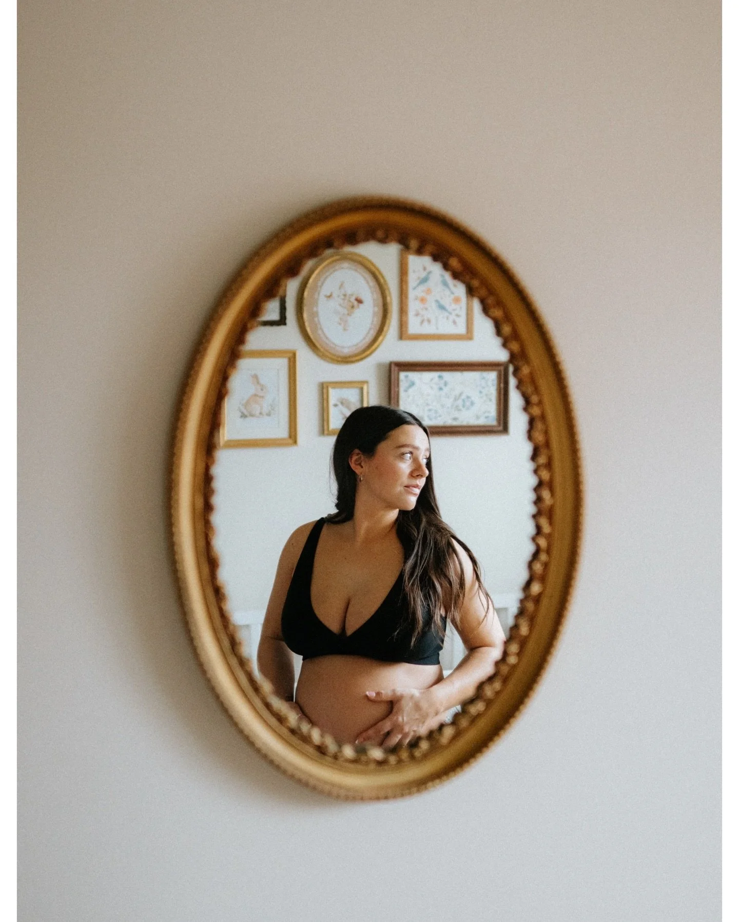 This beauty. @jordanna_marie 

Cosy Christmas baby bump session with these two was a great way to spend a Friday morning. 🫶