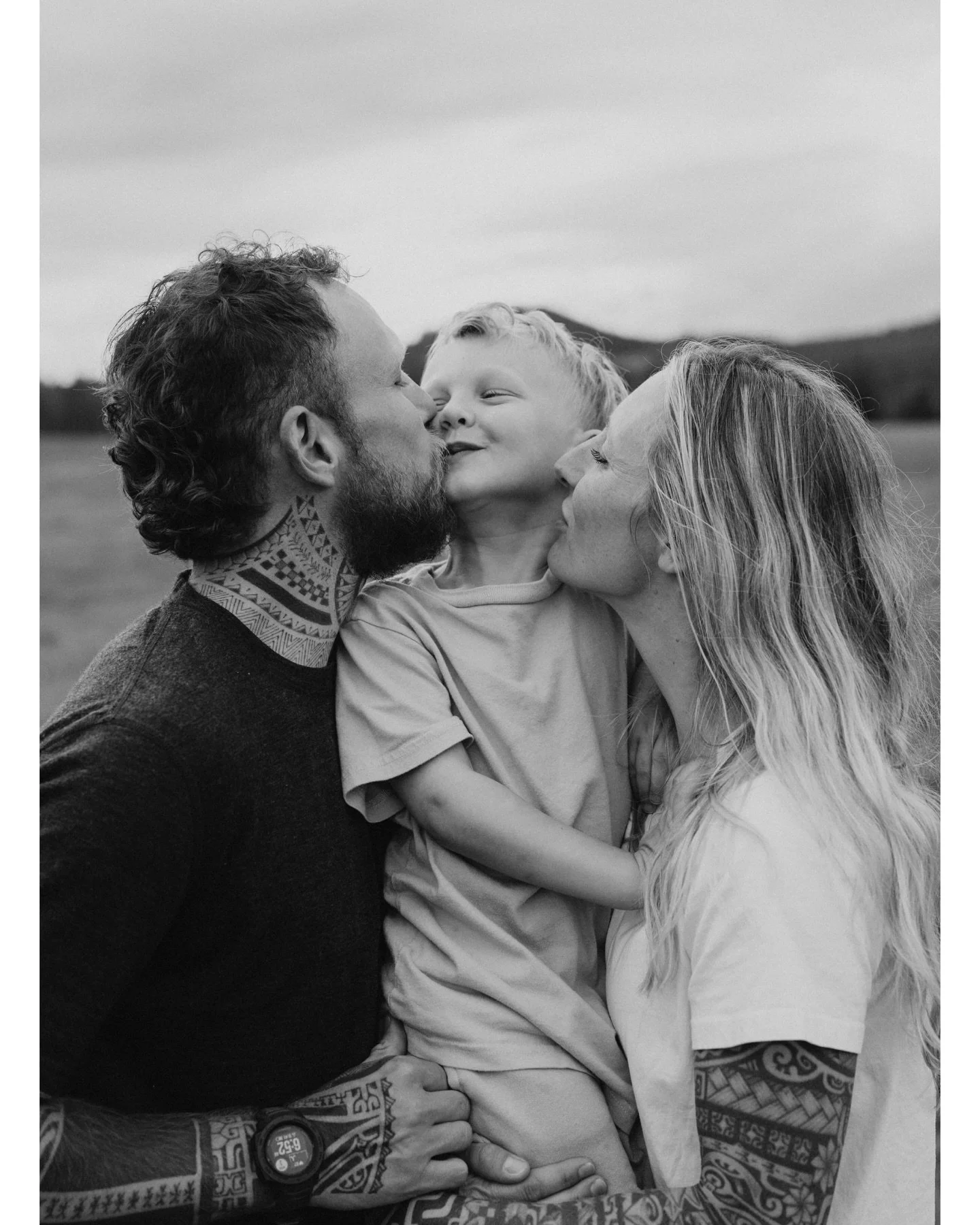This week has been full of family, newborn and maternity sessions, and the weather hasn&rsquo;t gotten in the way once.
But this mini adventure with @estellegonordphotography and her family was icing on the cake. 👌🏽 
Also, really nice hanging out w