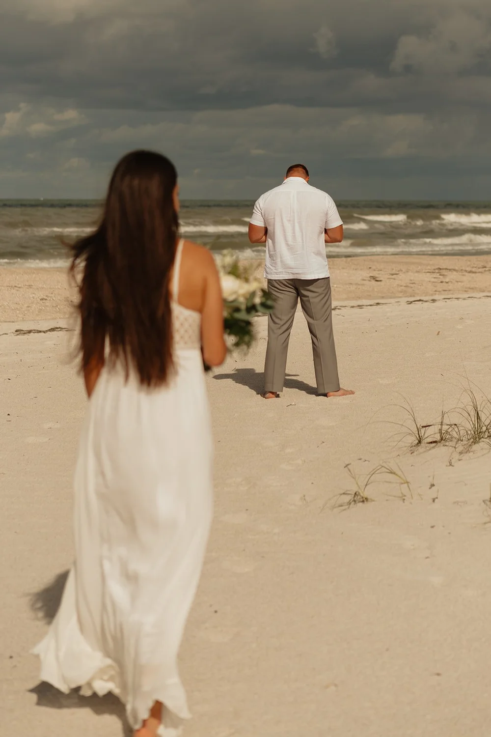 couple has first look at Florida beach elopement