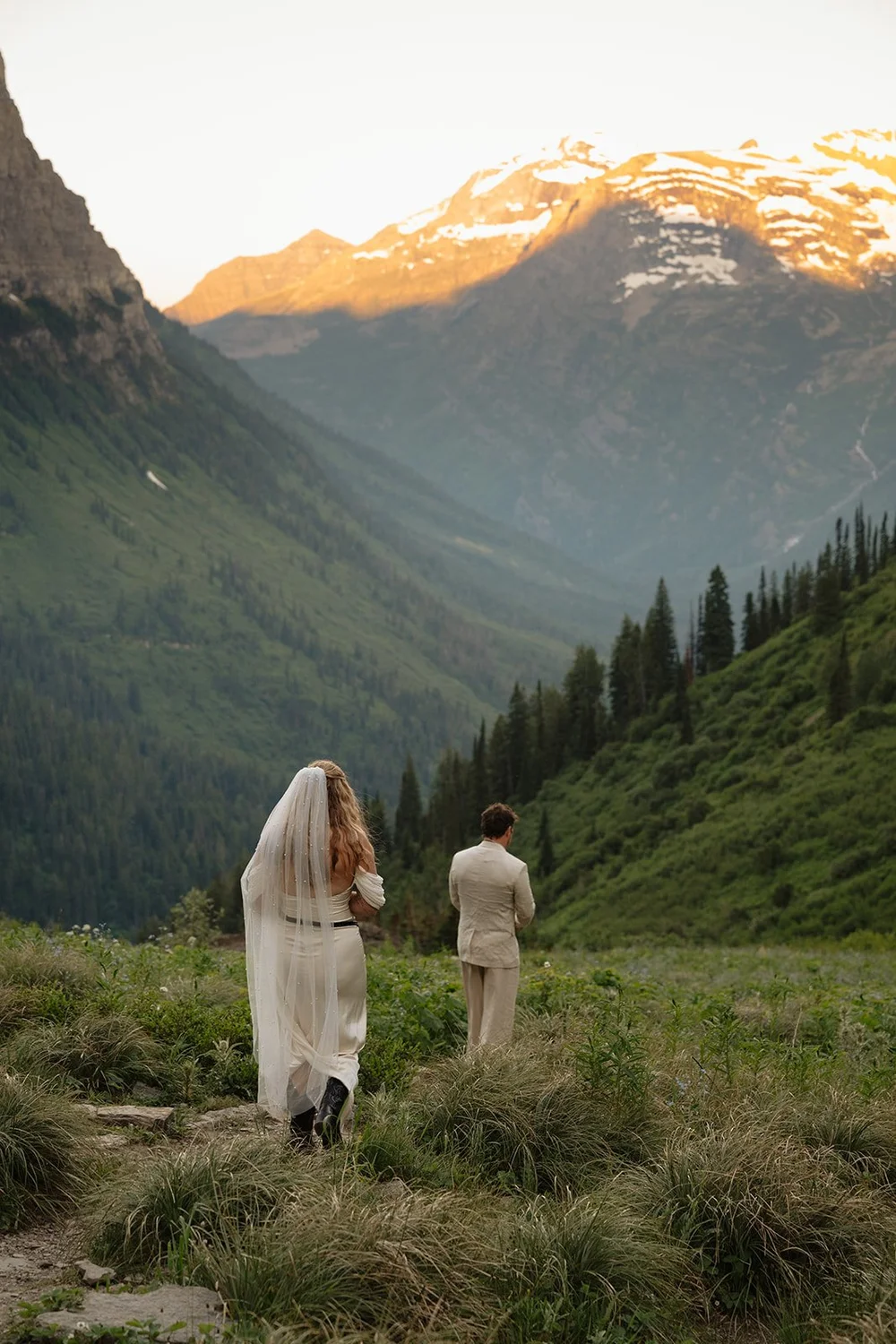 couple has first look at Glacier National Park elopement