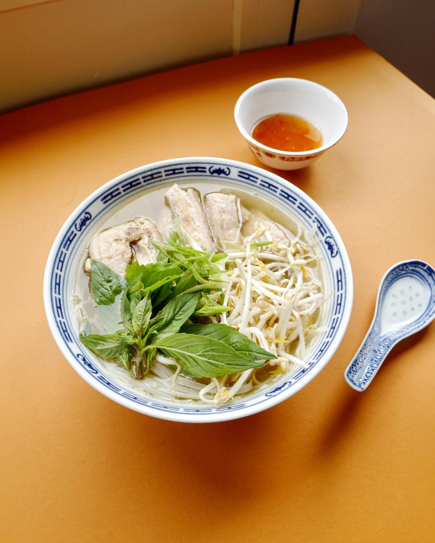 🔥🍜Pho G&agrave; : bouillon de poulet maison aux &eacute;pices vietnamiennes, nouilles de riz, poulet (Suisse - Boucherie d&rsquo;Onex), coriandre longue, oignon vert, pousses de soja, poivre noir. Encore disponible &agrave; la carte cette semaine l