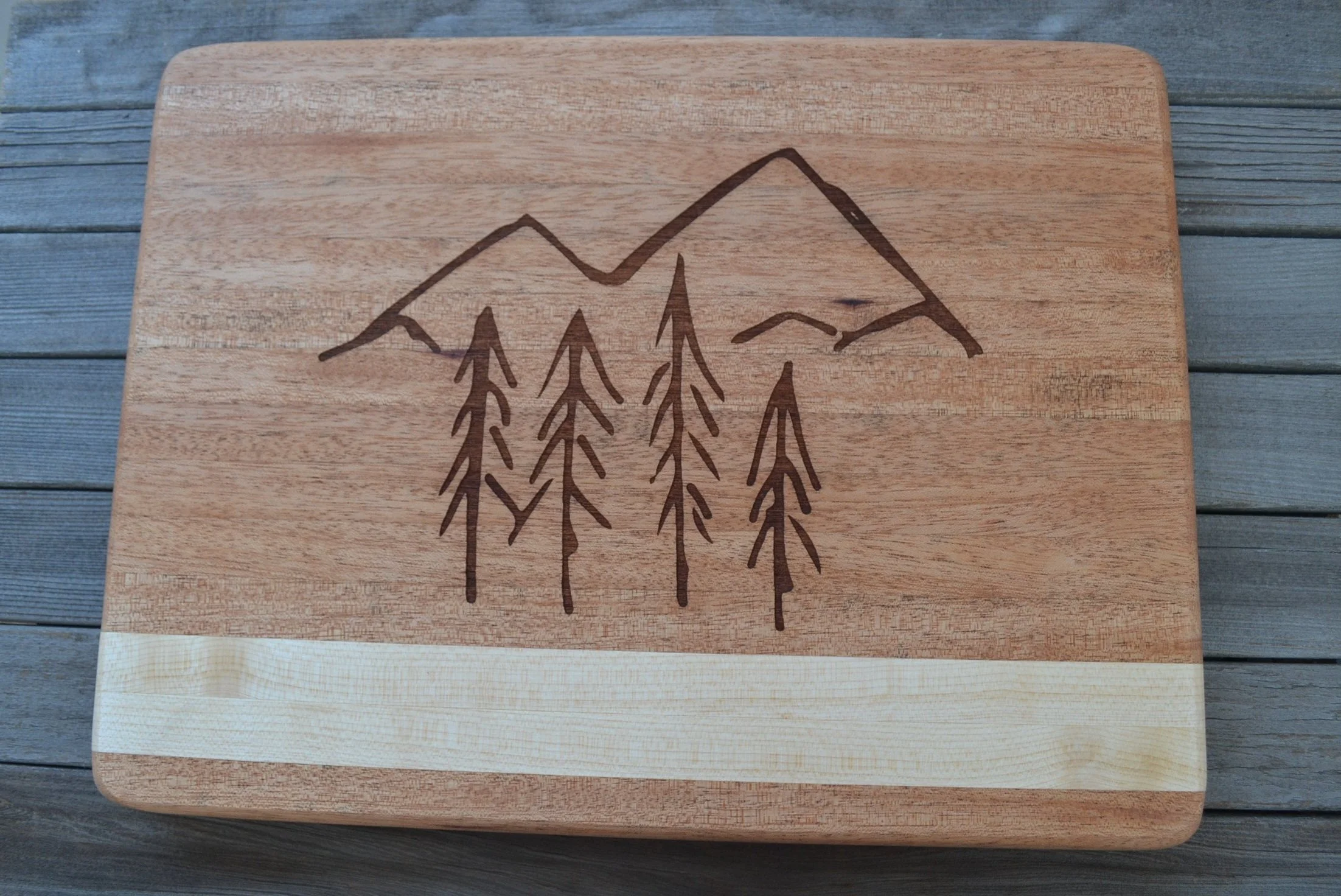 MEDIUM SOLID, ENGRAVED MAHOGANY BOARD_Strips of mahogany, with a double maple strip for engraving_Finished with cutting-board oil
