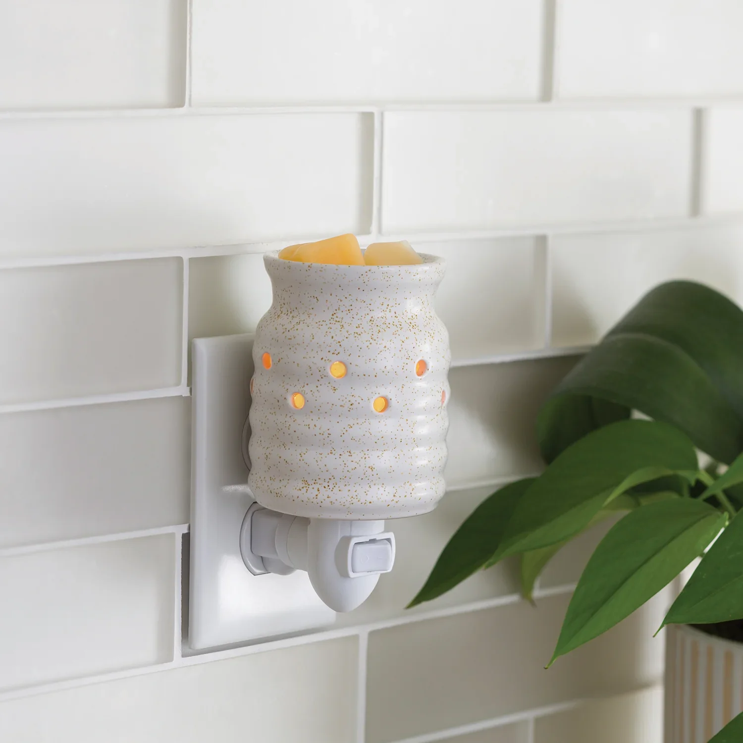 Farmhouse Plug In Warmer + 3 Shot Pots