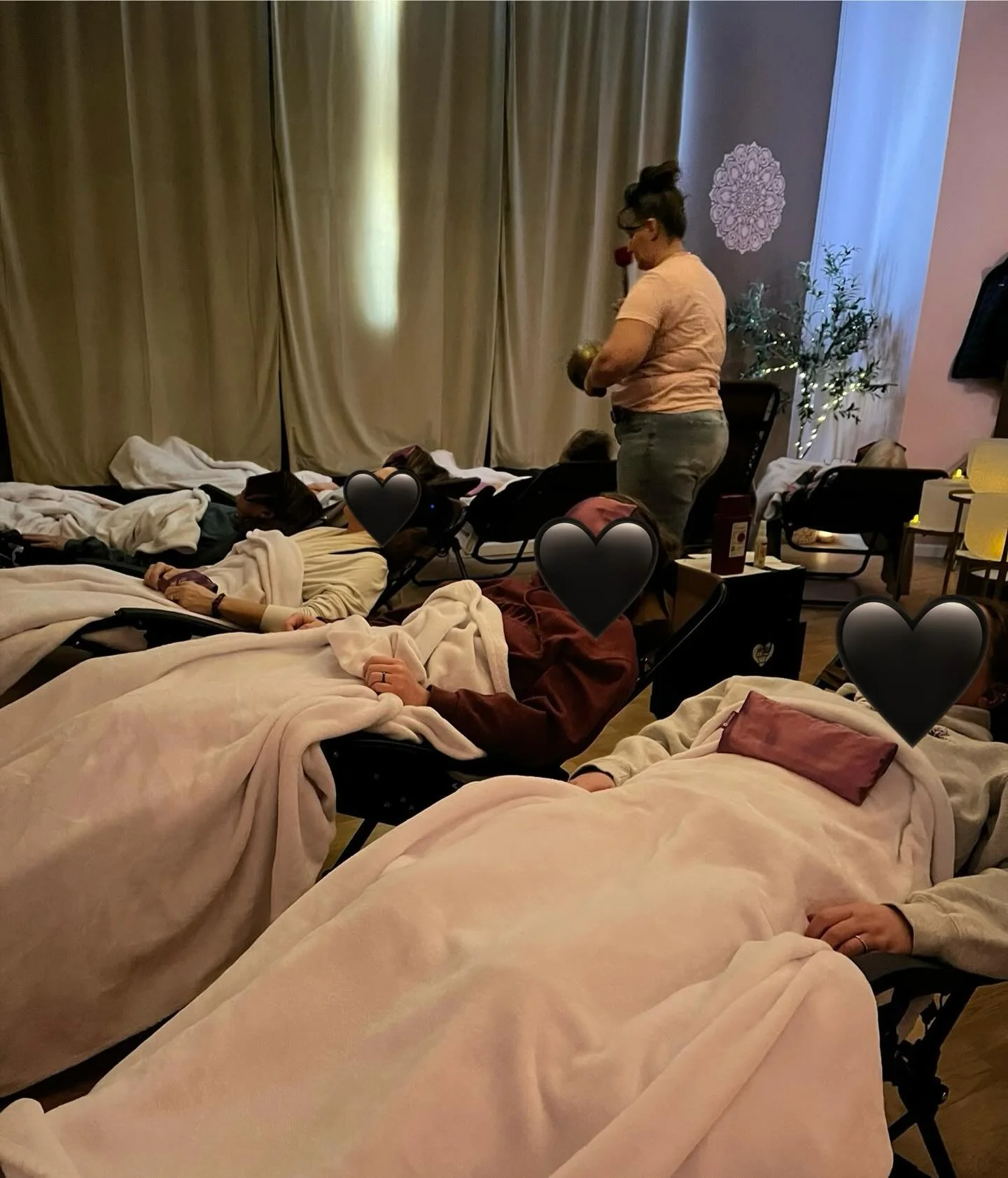 I'm still feeling the effects of Sunday's acupuncture and sound bath collaboration and I didn't even sit and get pinned. 8 lovely people enjoyed music and medicine with @essencesoundhealing and Roots to Blooms Acupuncture. All of them said they would