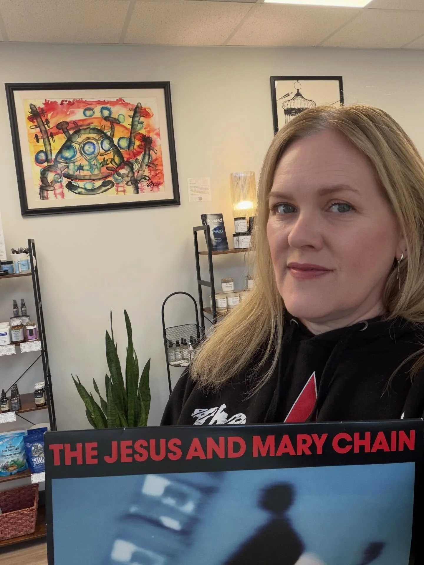 This #rocknrollfriday is all about comfort. It's the last work day before I take a week off, it's cloudy and trying to rain, and I've got the dregs of a spring cold. It's the perfect mood for #thejesusandmarychaindarklamds. Scottish, moody, swirling 